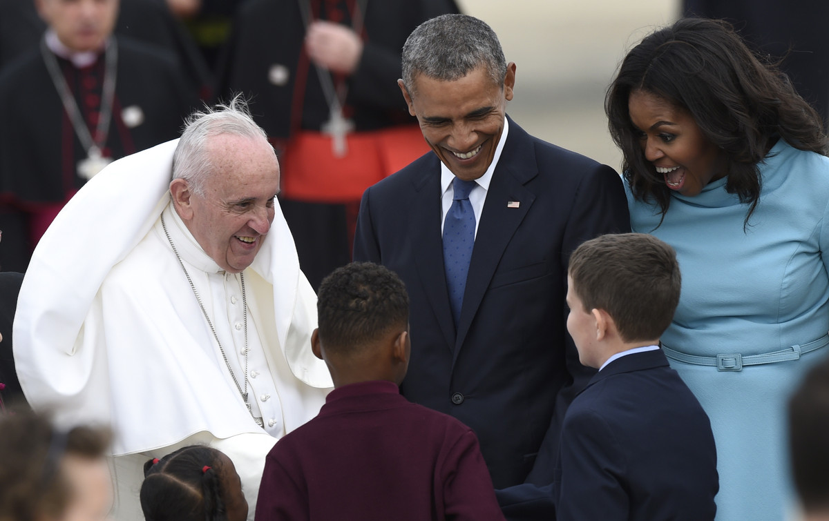 Pope Francis, left, greets children as he is escorted by President Barack Obama, center, and first lady Michelle Obama, right, after arriving at Andrews Air Force Base, Md., Tuesday, Sept. 22, 2015. The Pope is spending three days in Washington before heading to New York and Philadelphia. This is the Pope's first visit to the United States. (AP Photo/Susan Walsh)