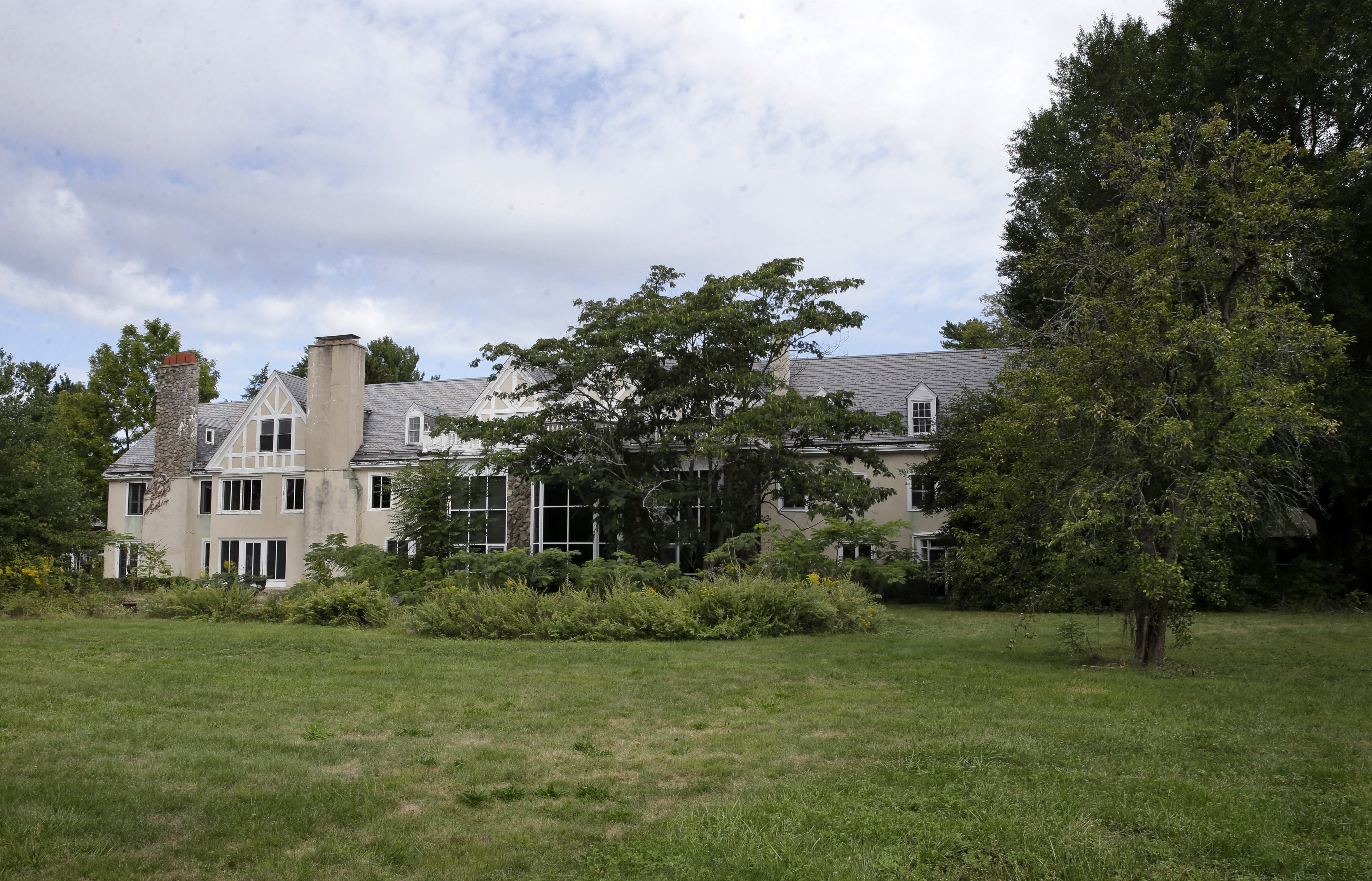 Building tensions: Overseers want to raze Doris Duke mansion