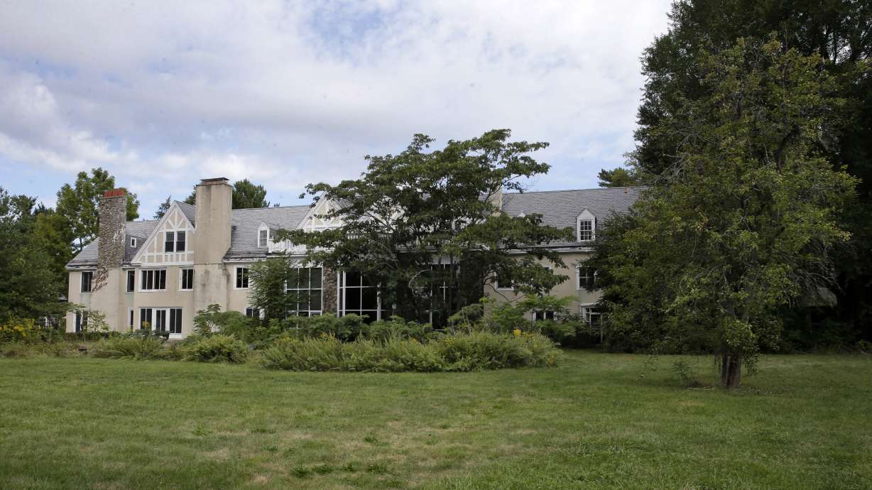 Building tensions: Overseers want to raze Doris Duke mansion