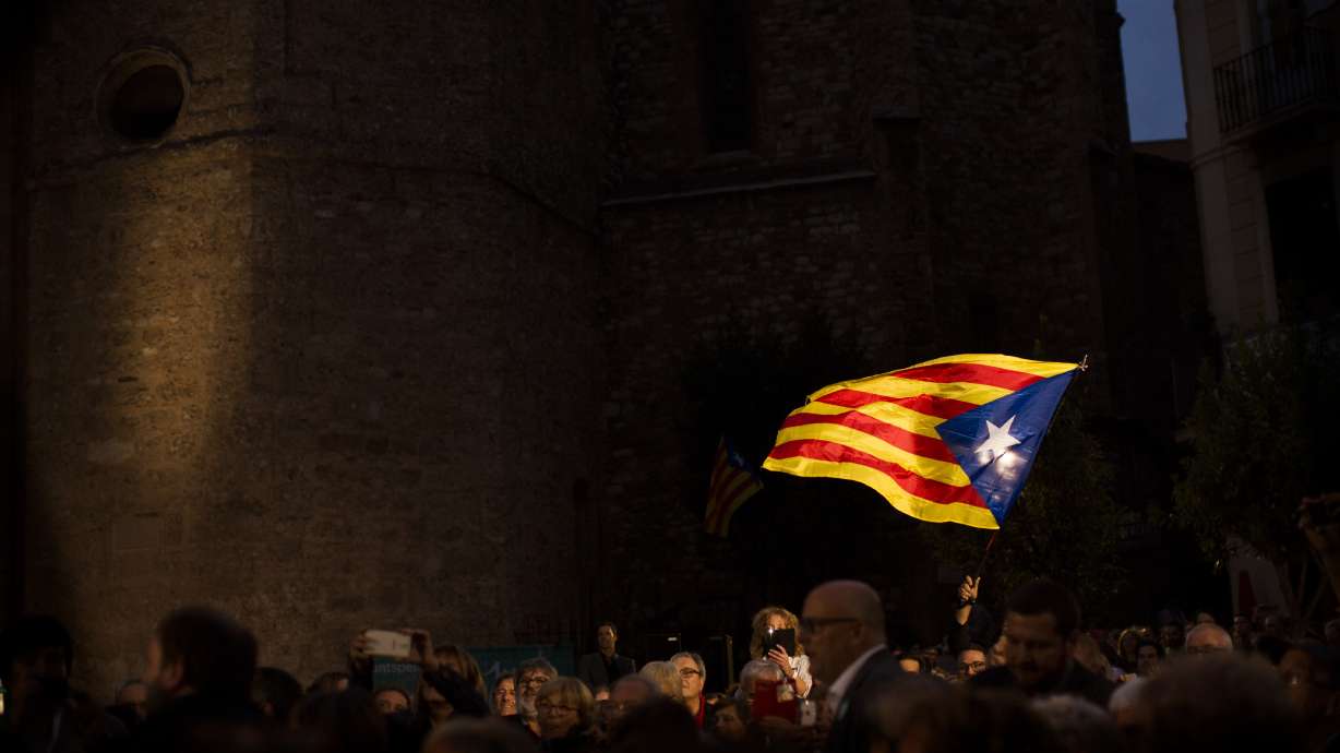 AP PHOTOS: Catalans fly the flag in campaign on independence