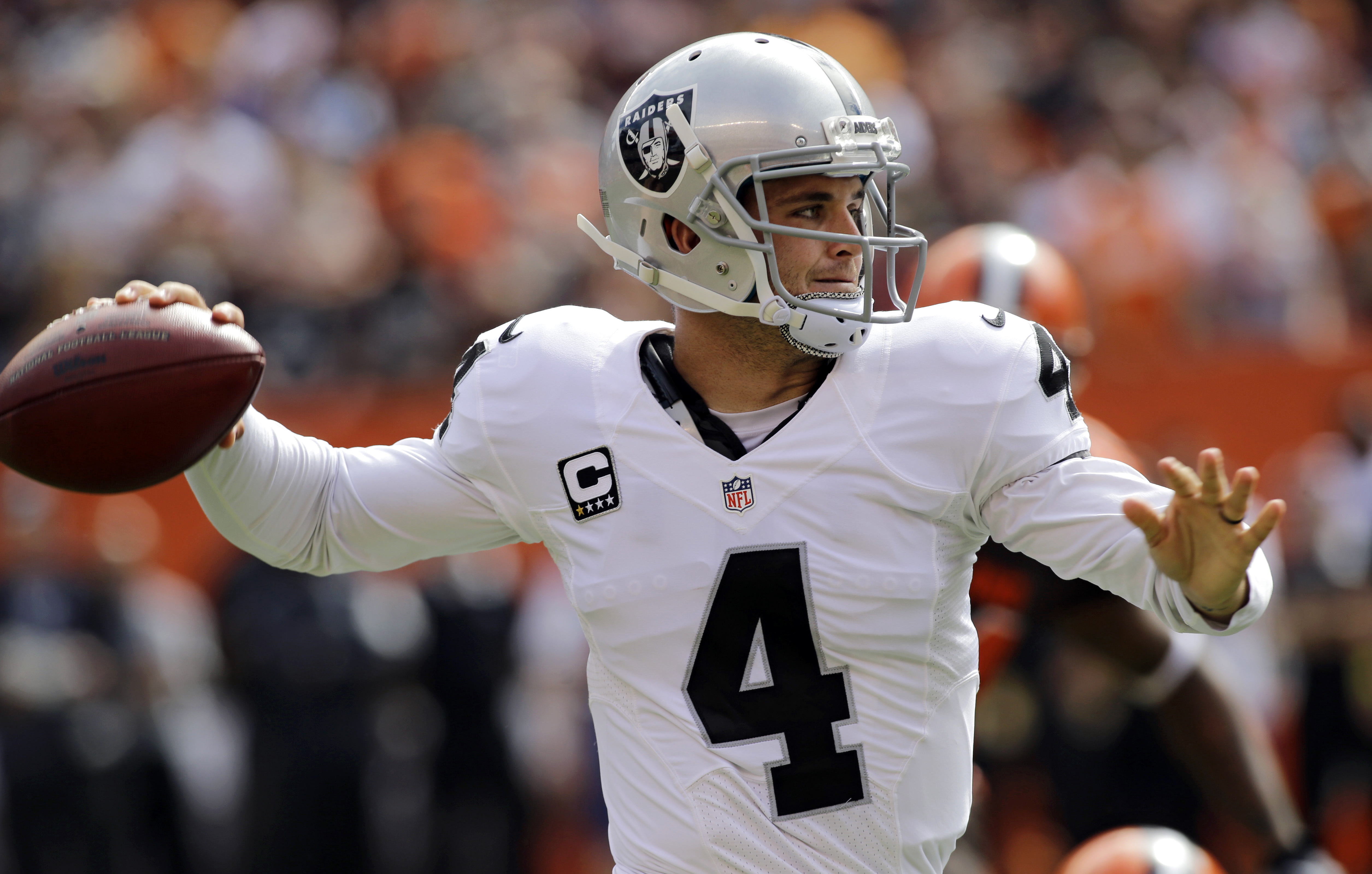 Carr, Raiders end road skid with 27-20 win over Browns