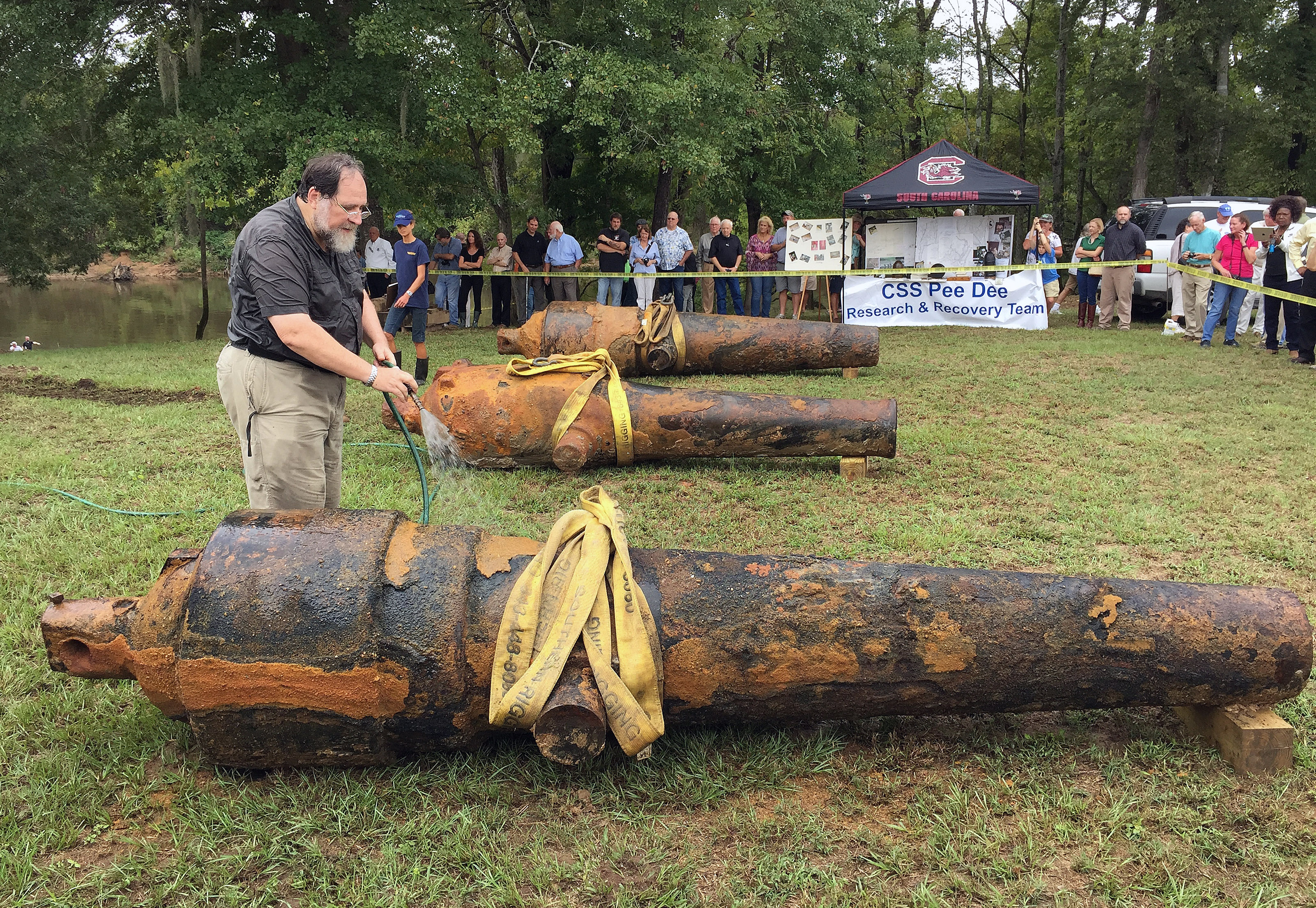 Archaeologists pluck 3 Civil War cannons from river site