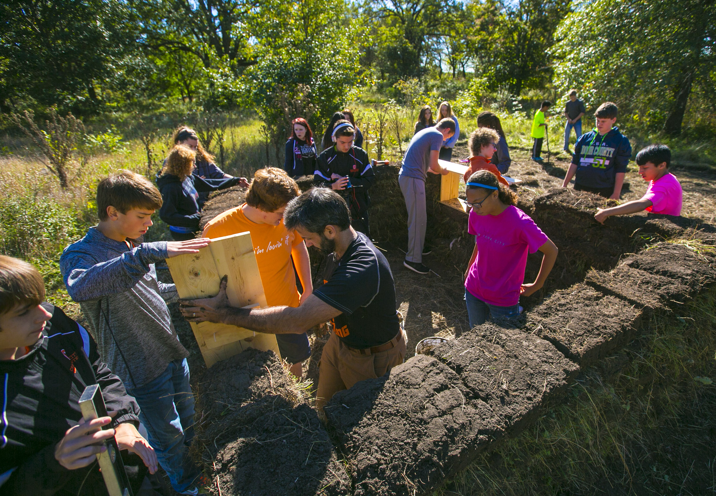 Northern Iowa high school class builds sod house