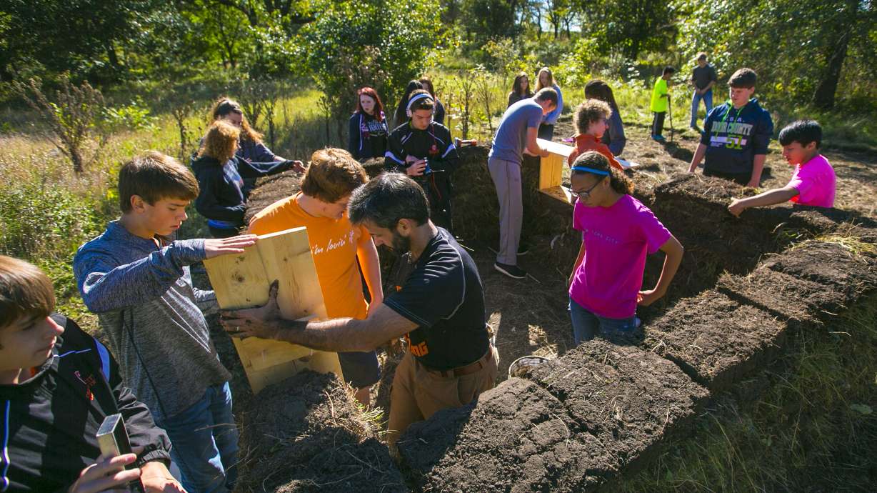 Northern Iowa high school class builds sod house