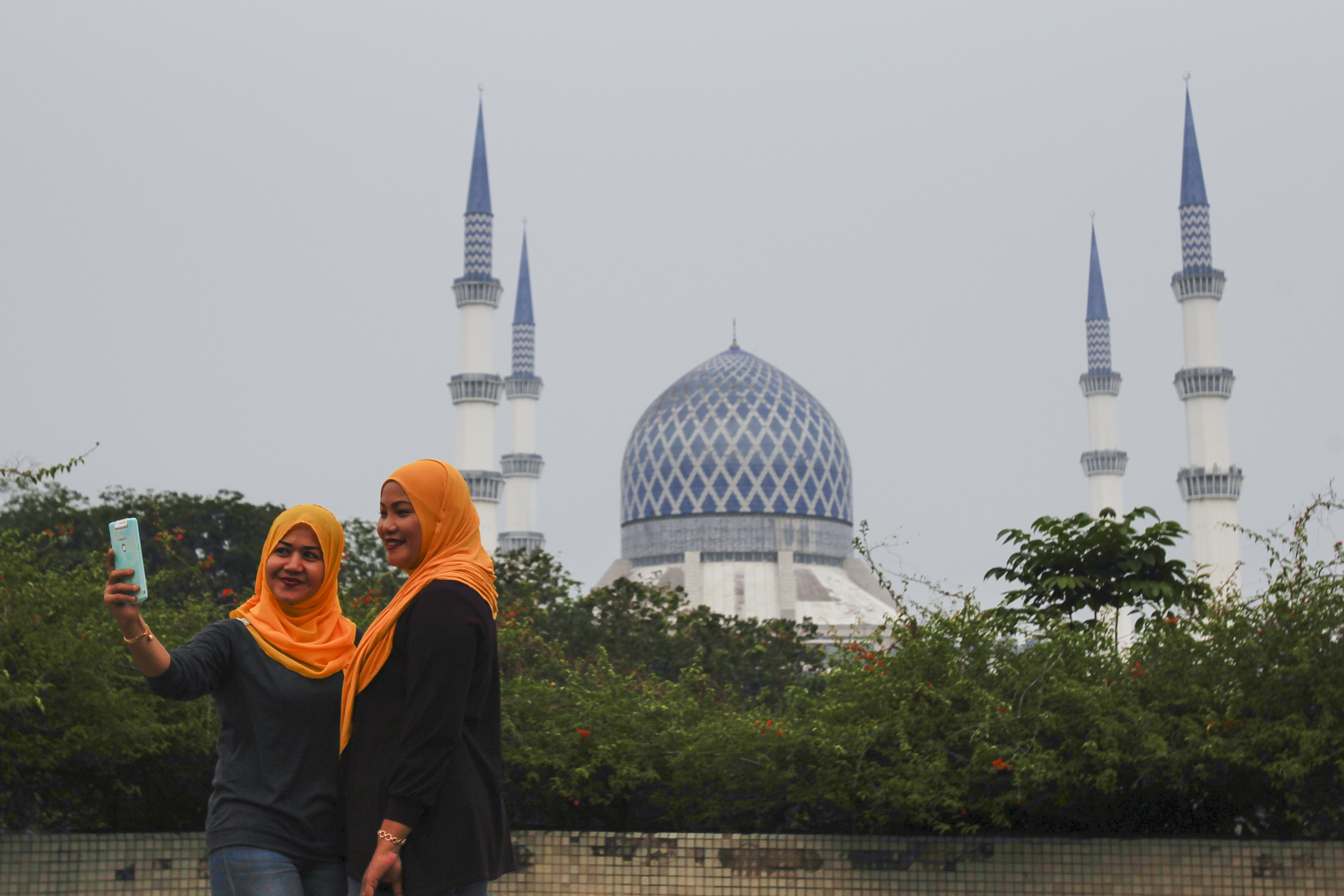 Smog-shrouded Malaysia shuts schools for 2 days