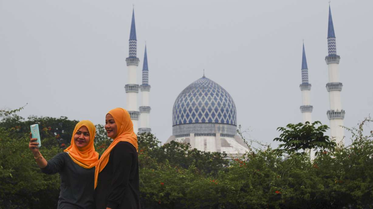 Smog-shrouded Malaysia shuts schools for 2 days