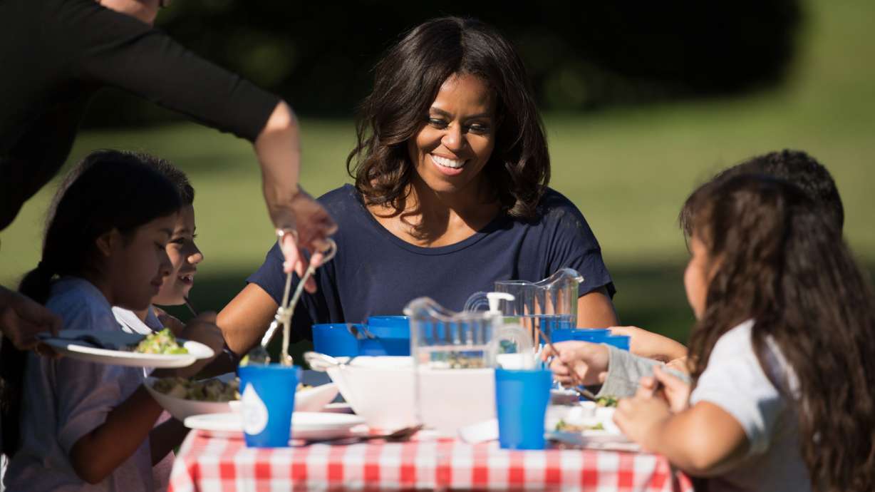 Students help first lady harvest White House garden