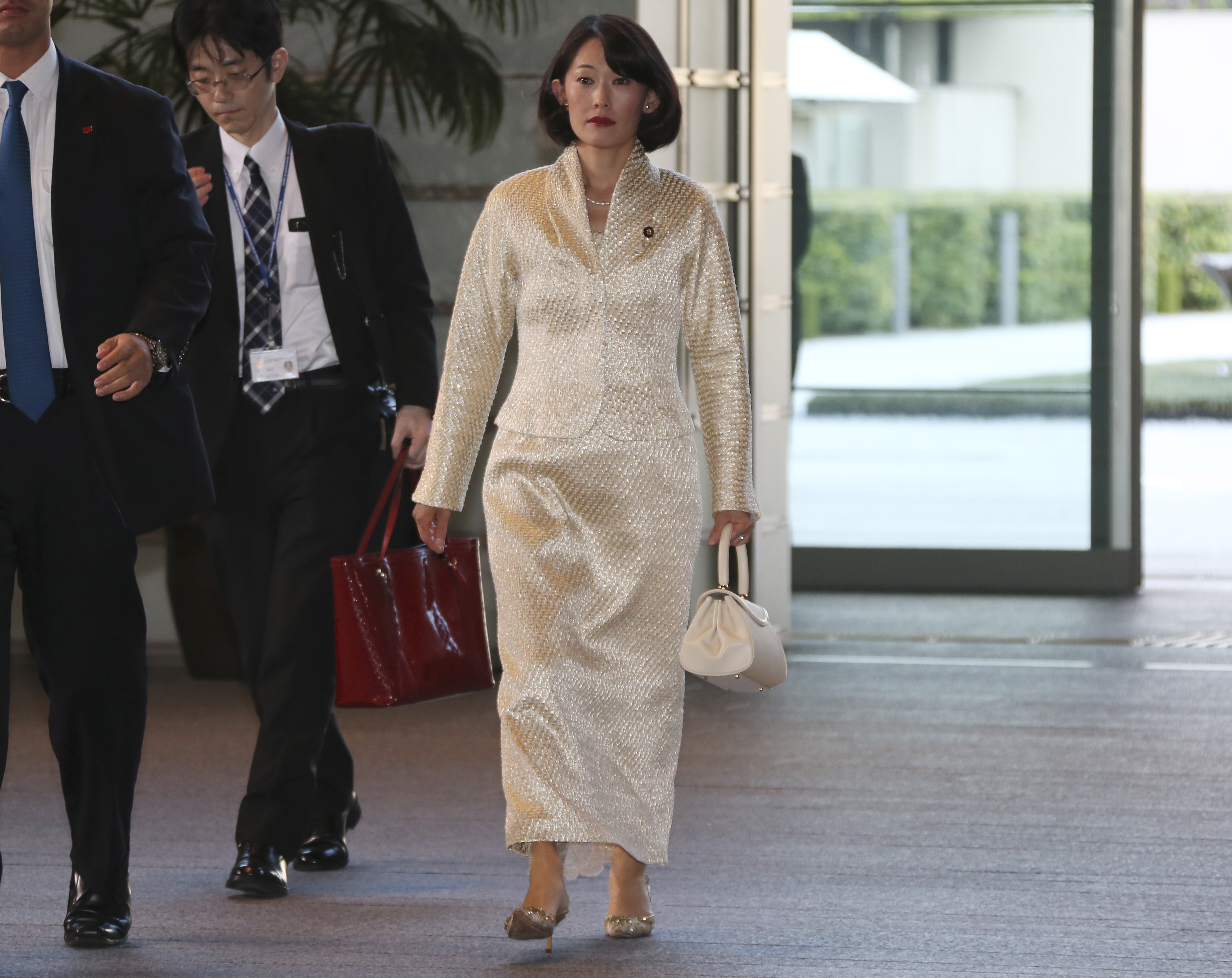 Abe reshuffles Cabinet, adding minister to focus on economy