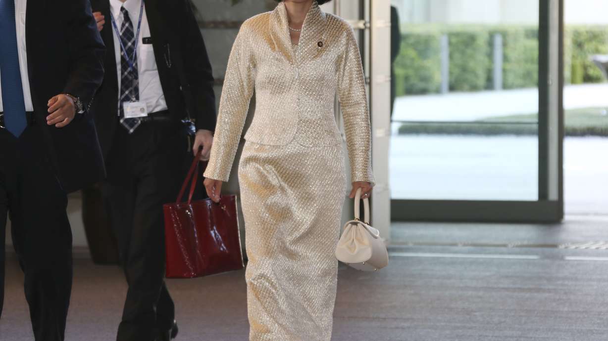 Abe reshuffles Cabinet, adding minister to focus on economy