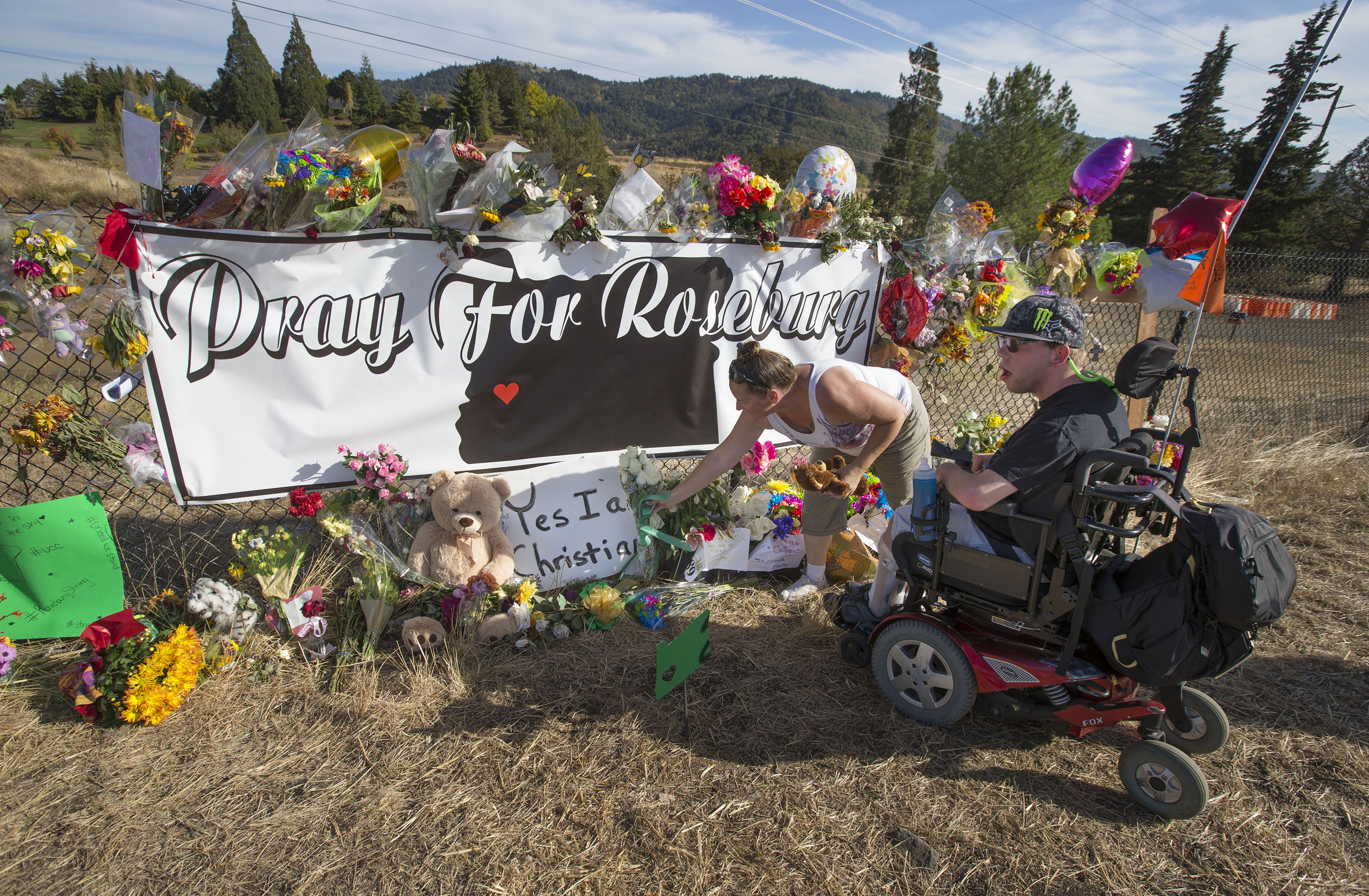 Oregon gunman killed himself after police wounded him