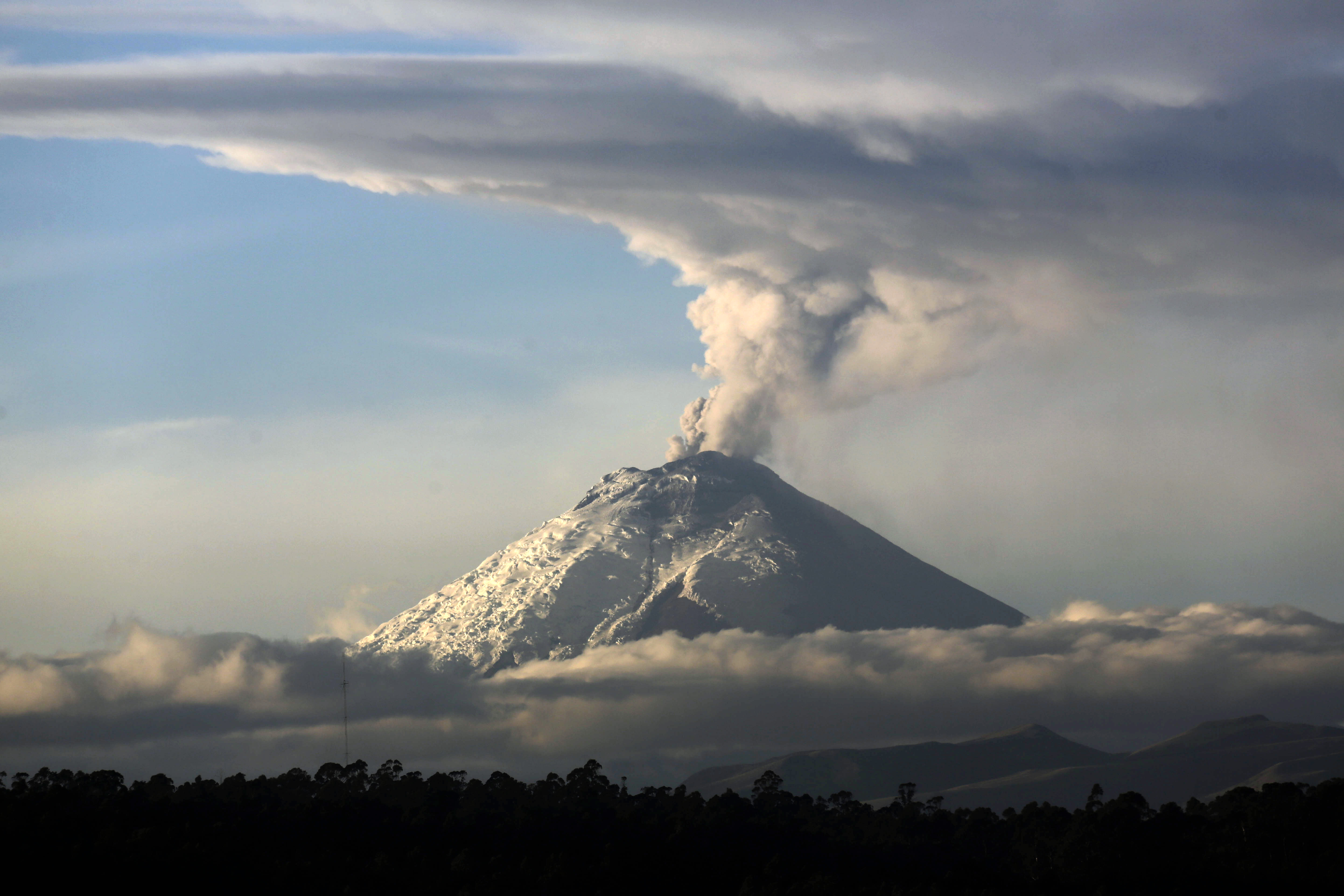 New bursts of ash and gas from Ecuador's Cotopaxi