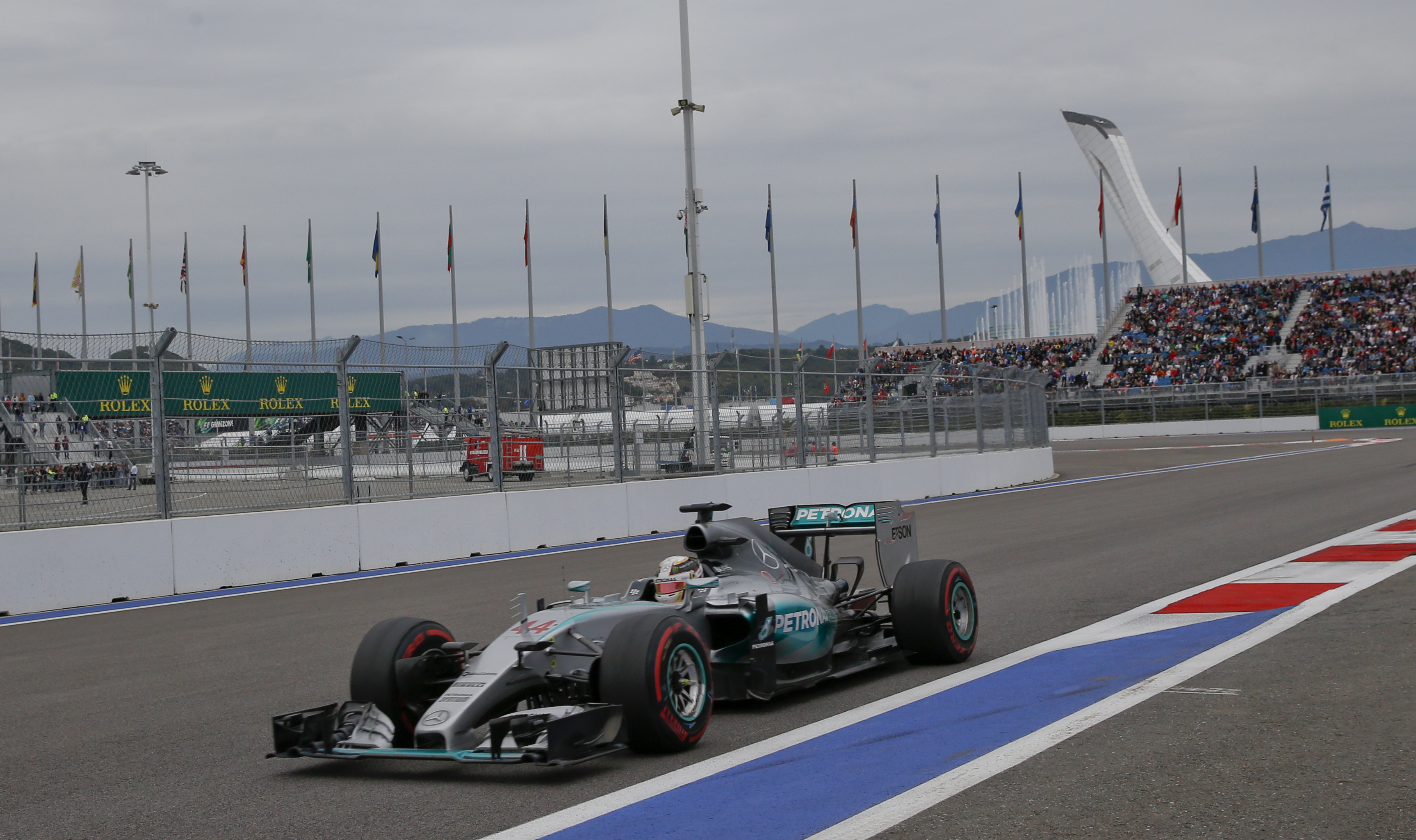 Hamilton wins Russian GP as Rosberg fails to finish