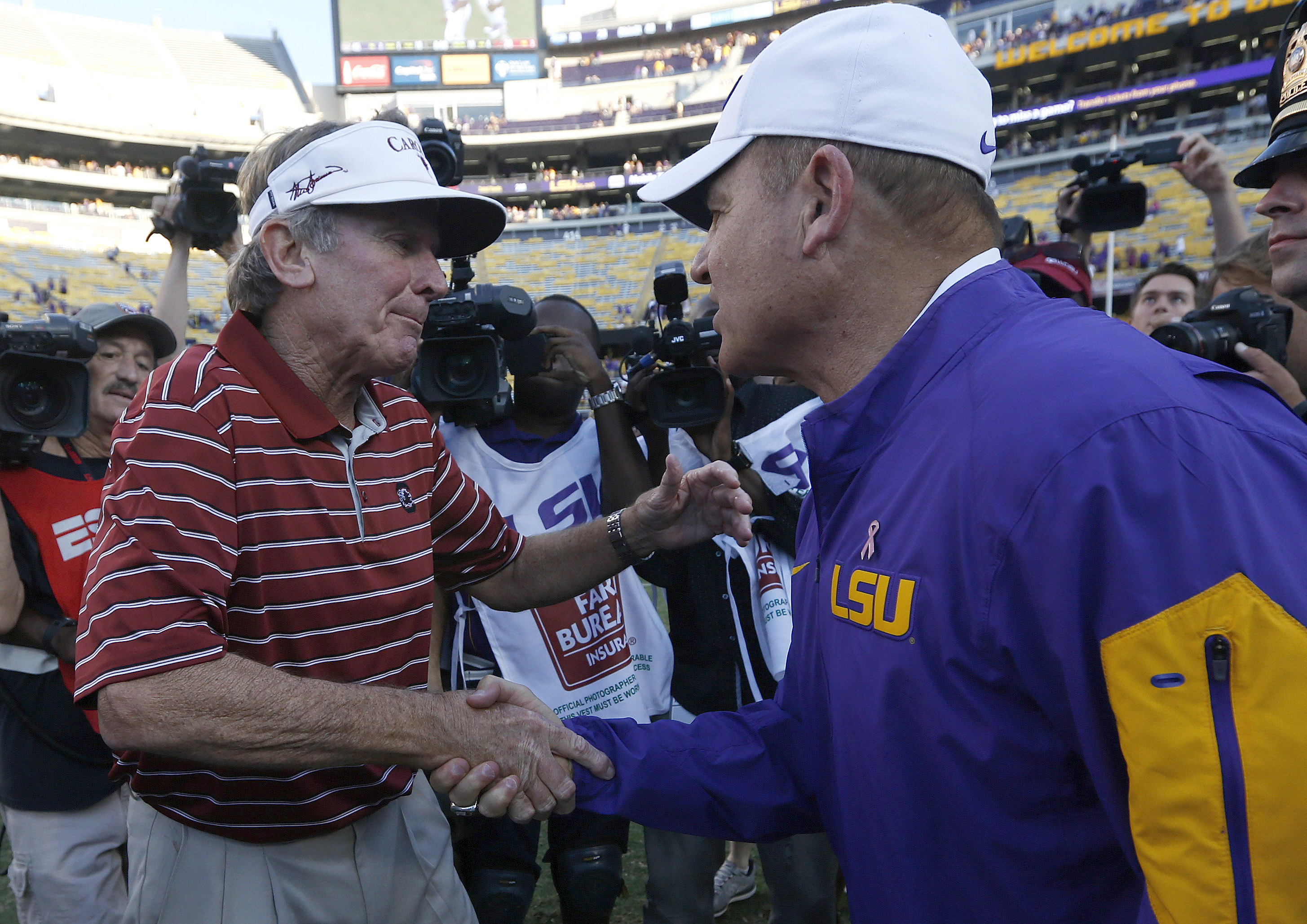 AP Source: Spurrier tells Gamecocks players he is retiring