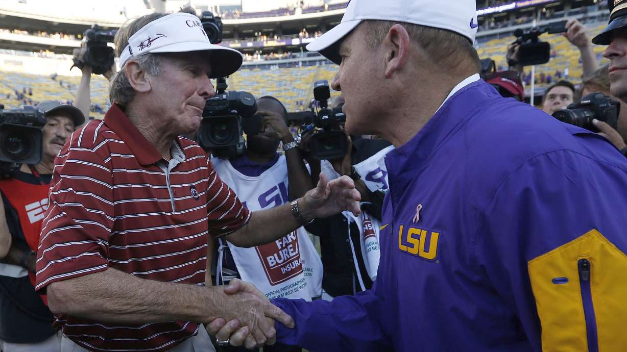 AP Source: Spurrier tells Gamecocks players he is retiring