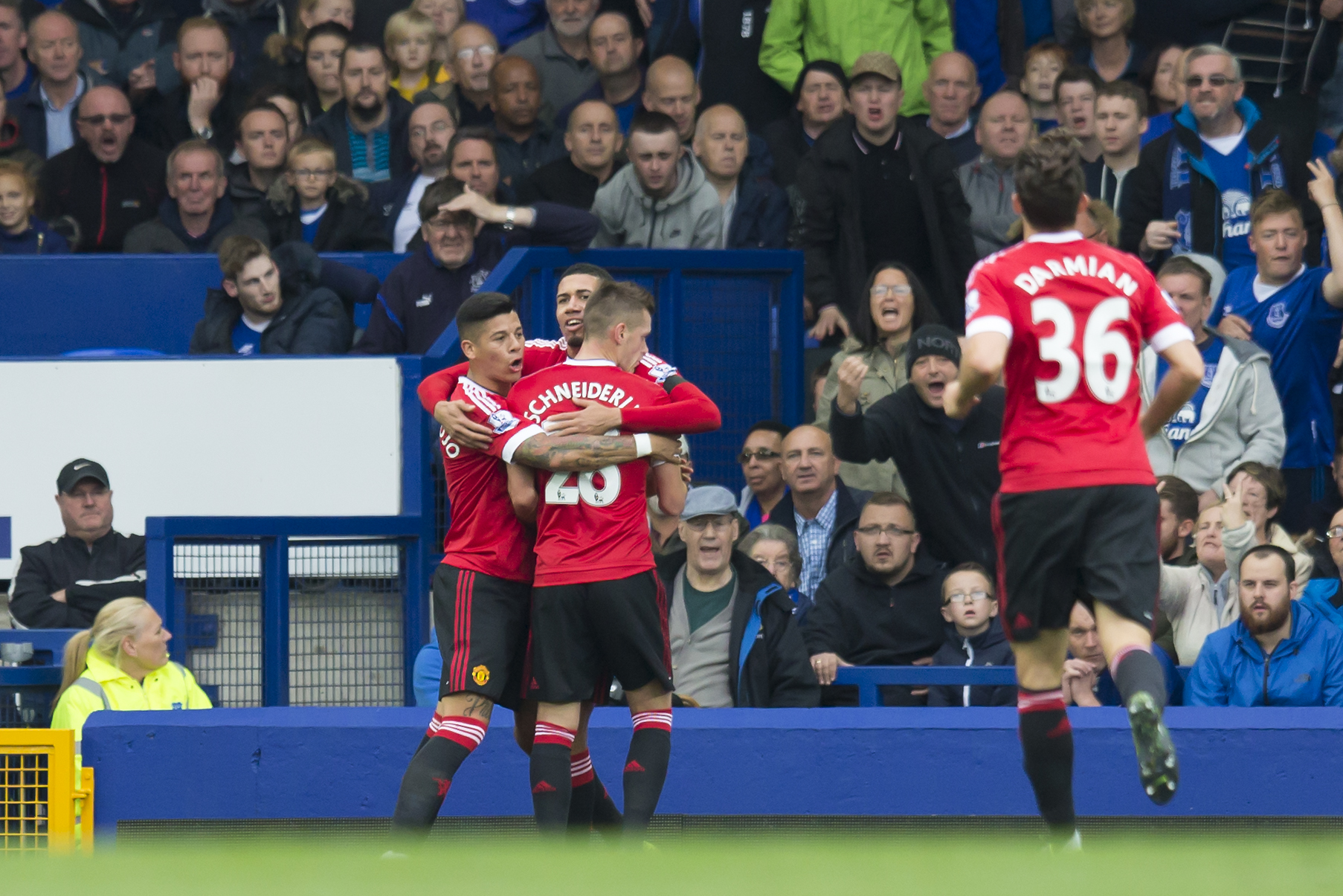 Rooney helps Man United beat Everton 3-0 in Premier League