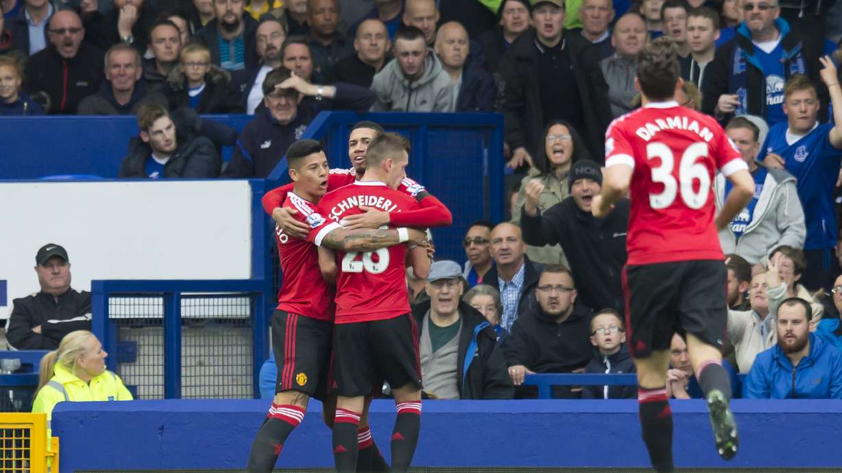 Rooney helps Man United beat Everton 3-0 in Premier League