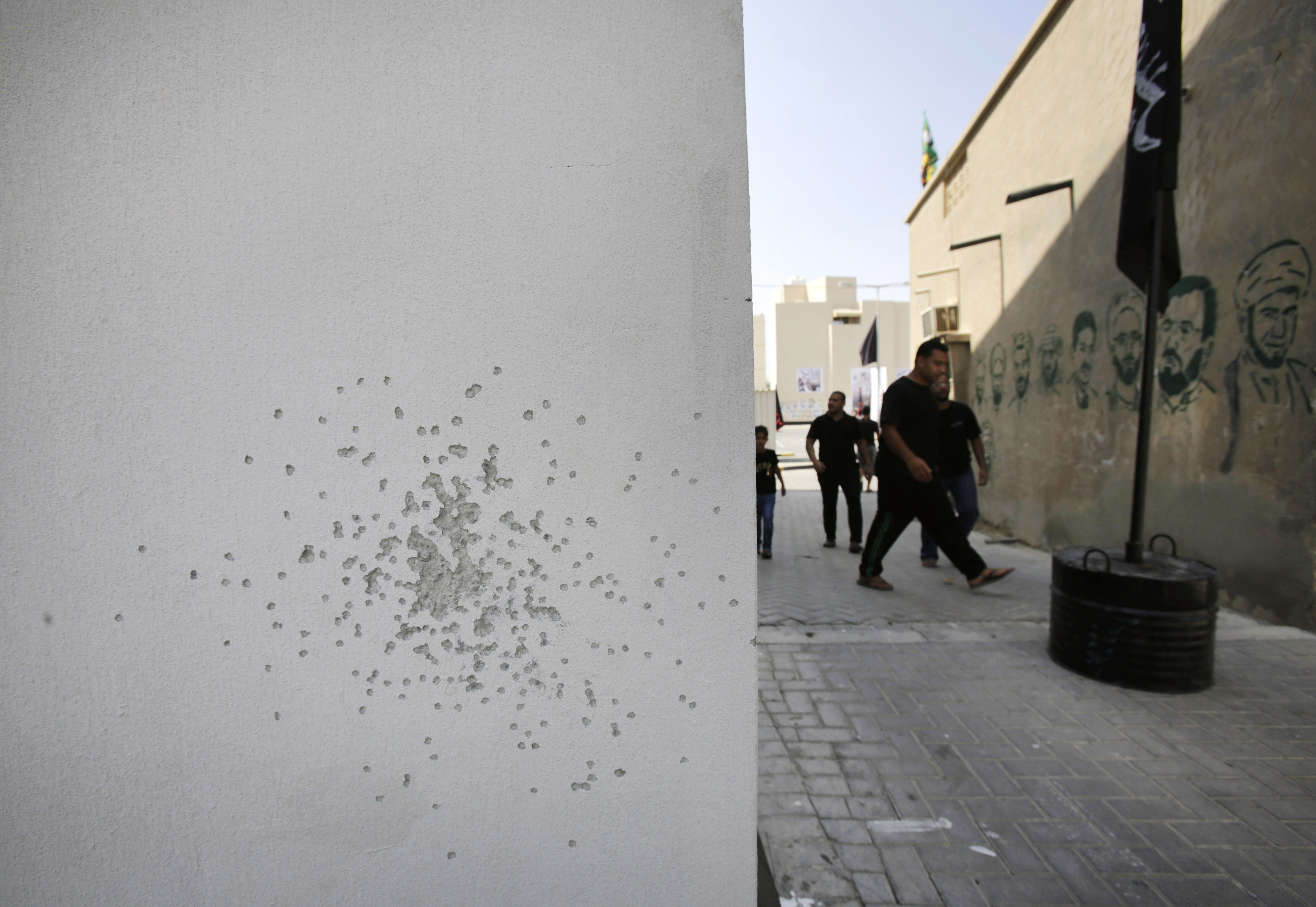 Move by Bahrain police to remove Shiite banners spark clash