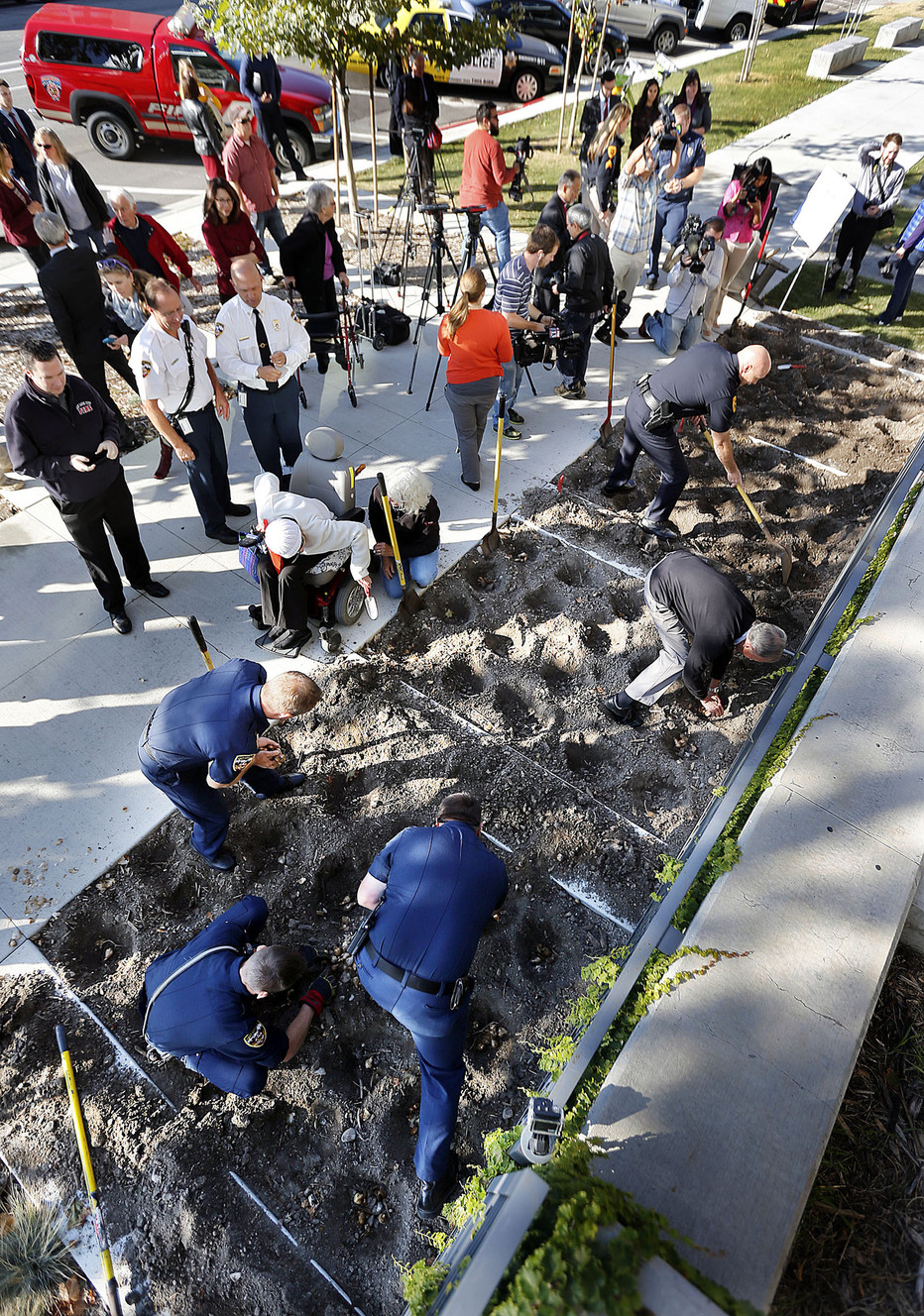 Salt Lake leaders remember victims of gun violence, plant daffodils in their honor