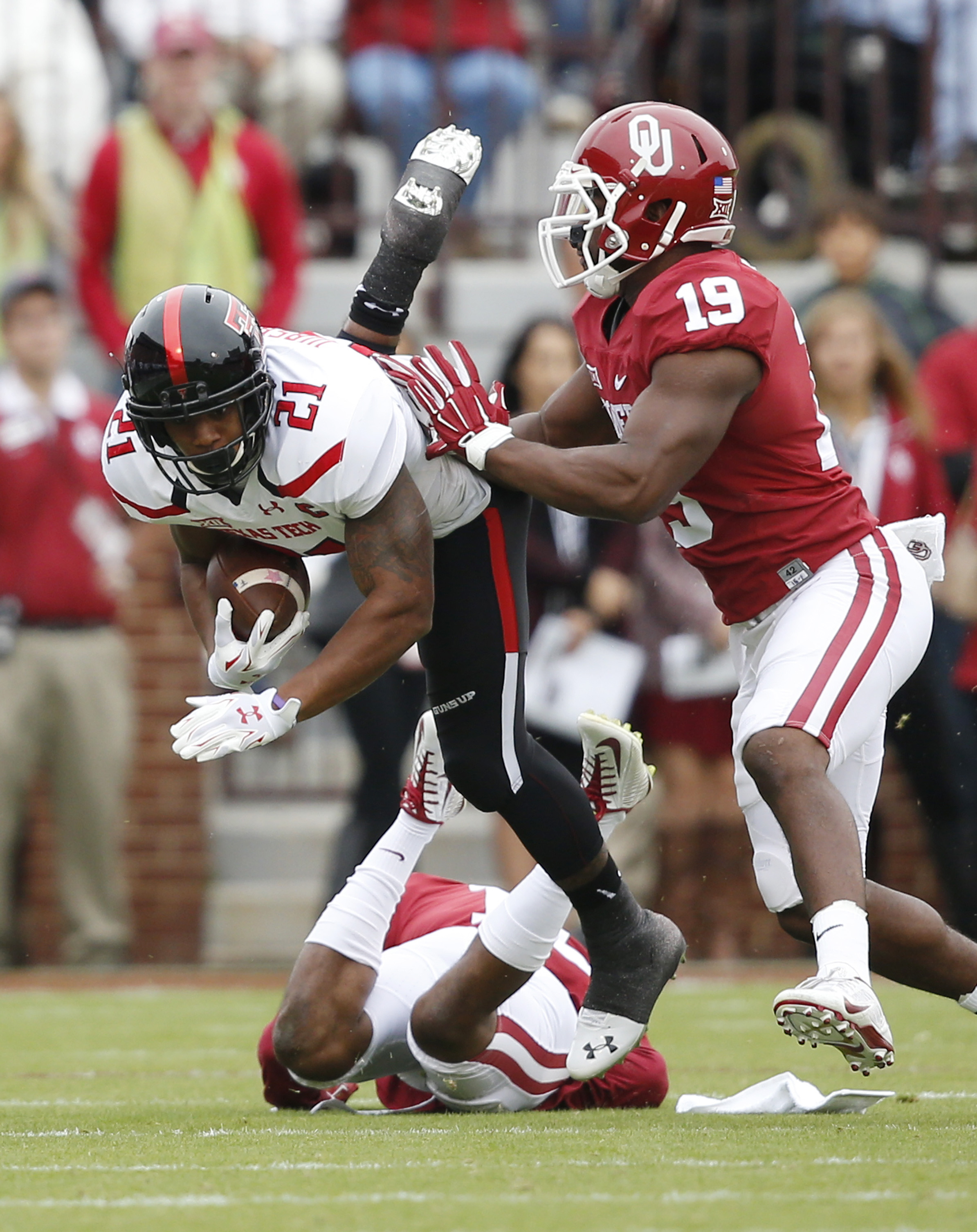 No. 17 Oklahoma rolls over Texas Tech 63-27