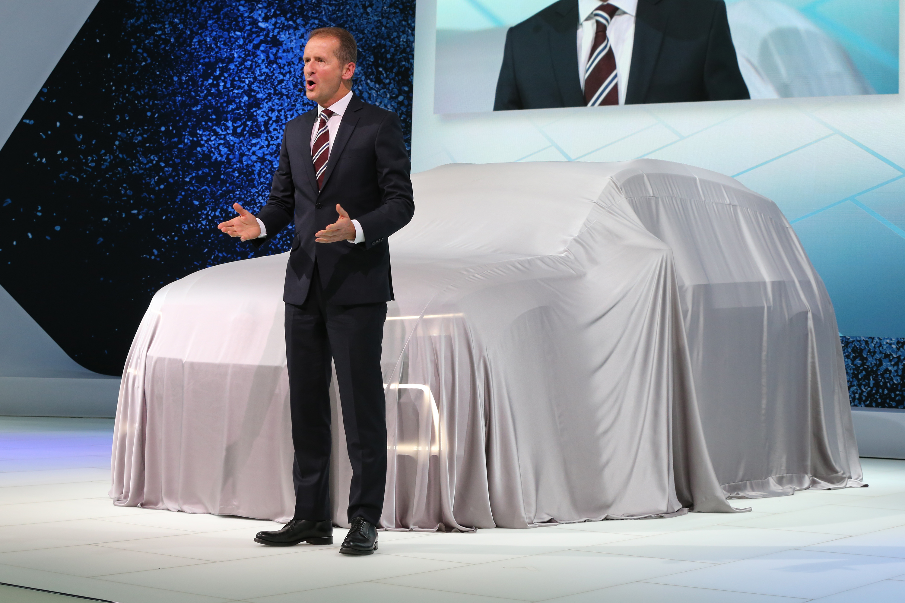 Volkswagen apologizes for emissions scandal at auto show