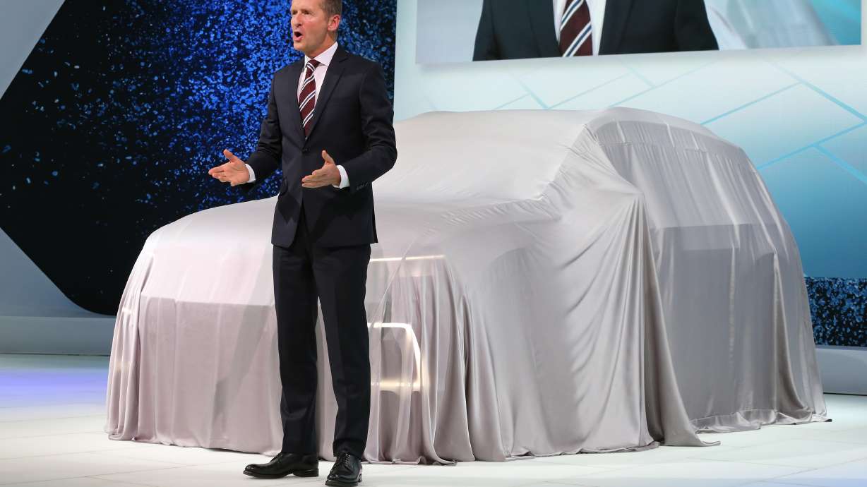 Volkswagen apologizes for emissions scandal at auto show