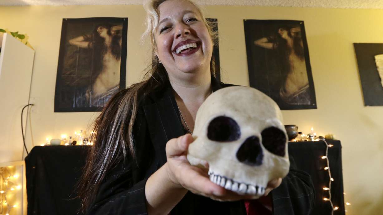 Praying coach's suspension opens split on religion in school