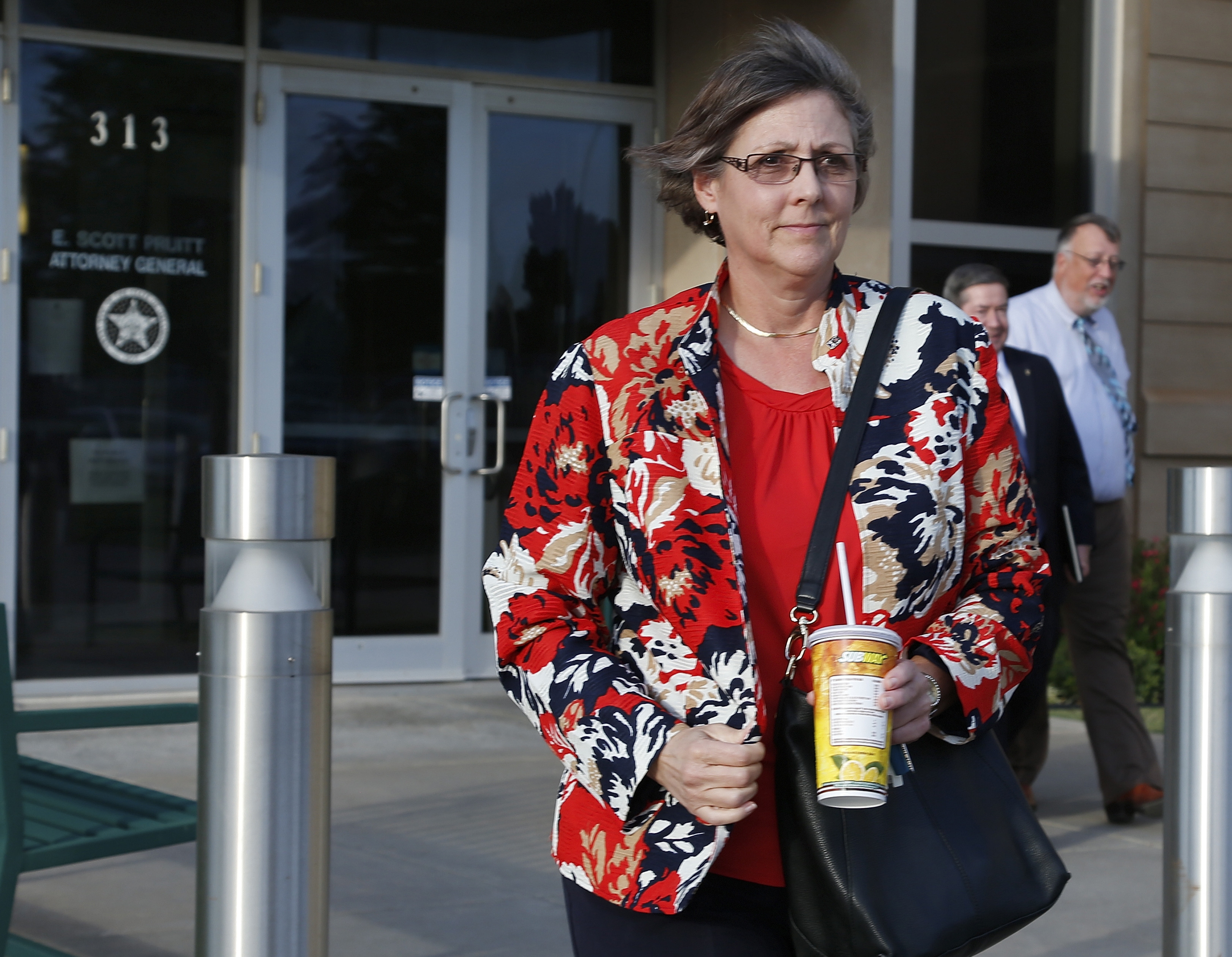 Oklahoma prison warden retiring amid execution probe