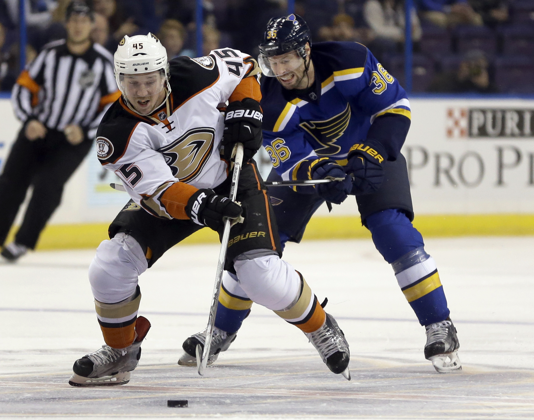 Parayko scores tiebreaking goal in 3rd as Blues beat Ducks