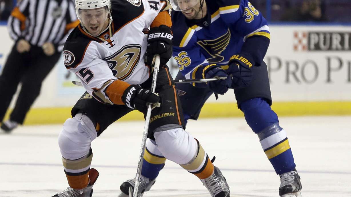 Parayko scores tiebreaking goal in 3rd as Blues beat Ducks