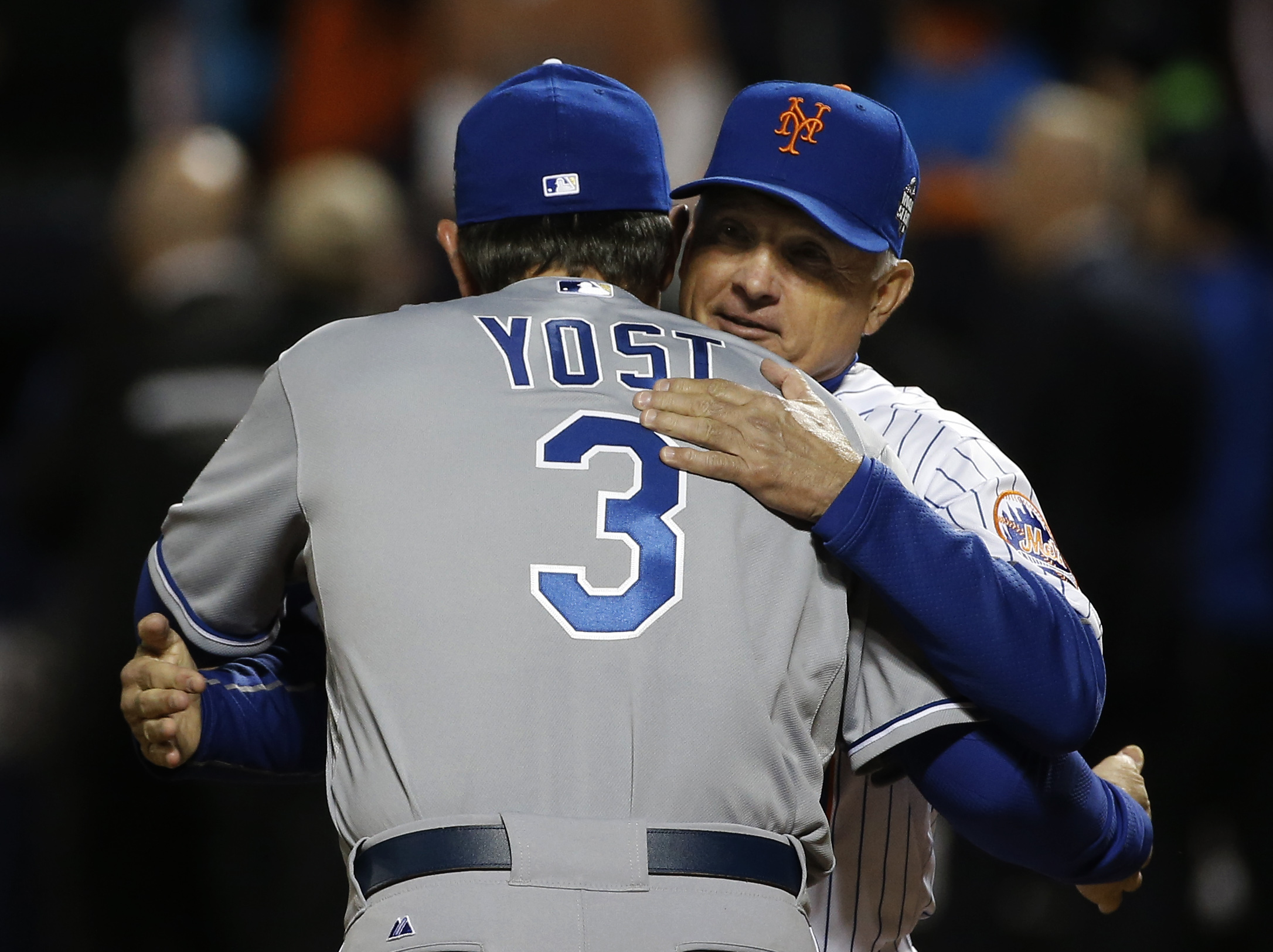 The Latest: Royals rally in 8th on Murphy error, beat Mets
