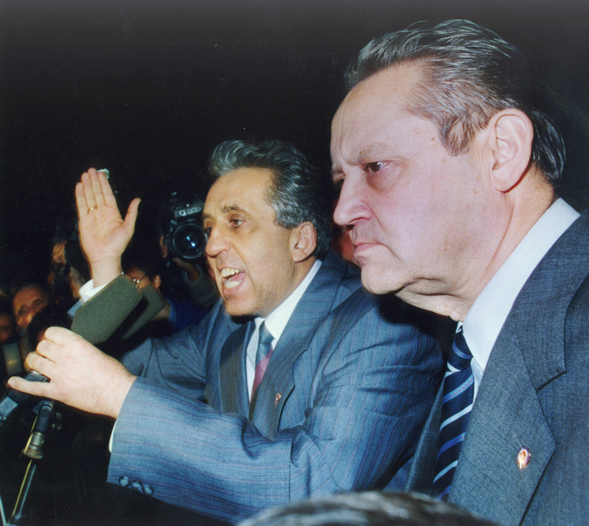 East German who announced Berlin Wall opening dies at 86