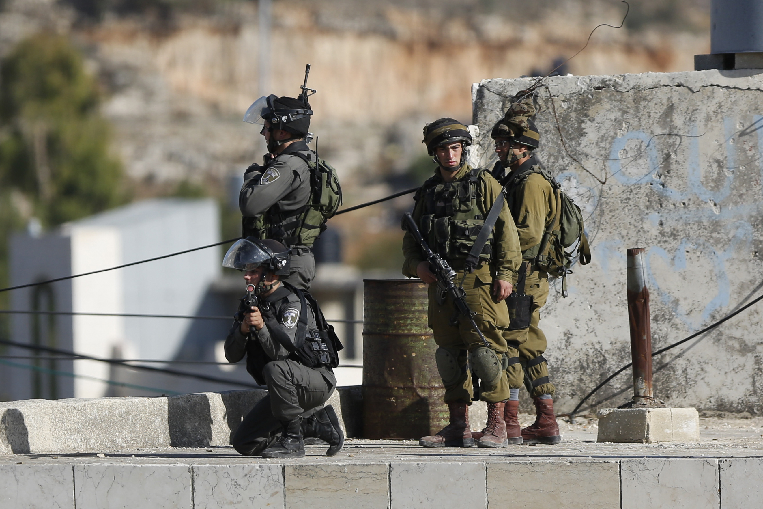 Palestinians stab 80-year-old woman, others in 2 attacks