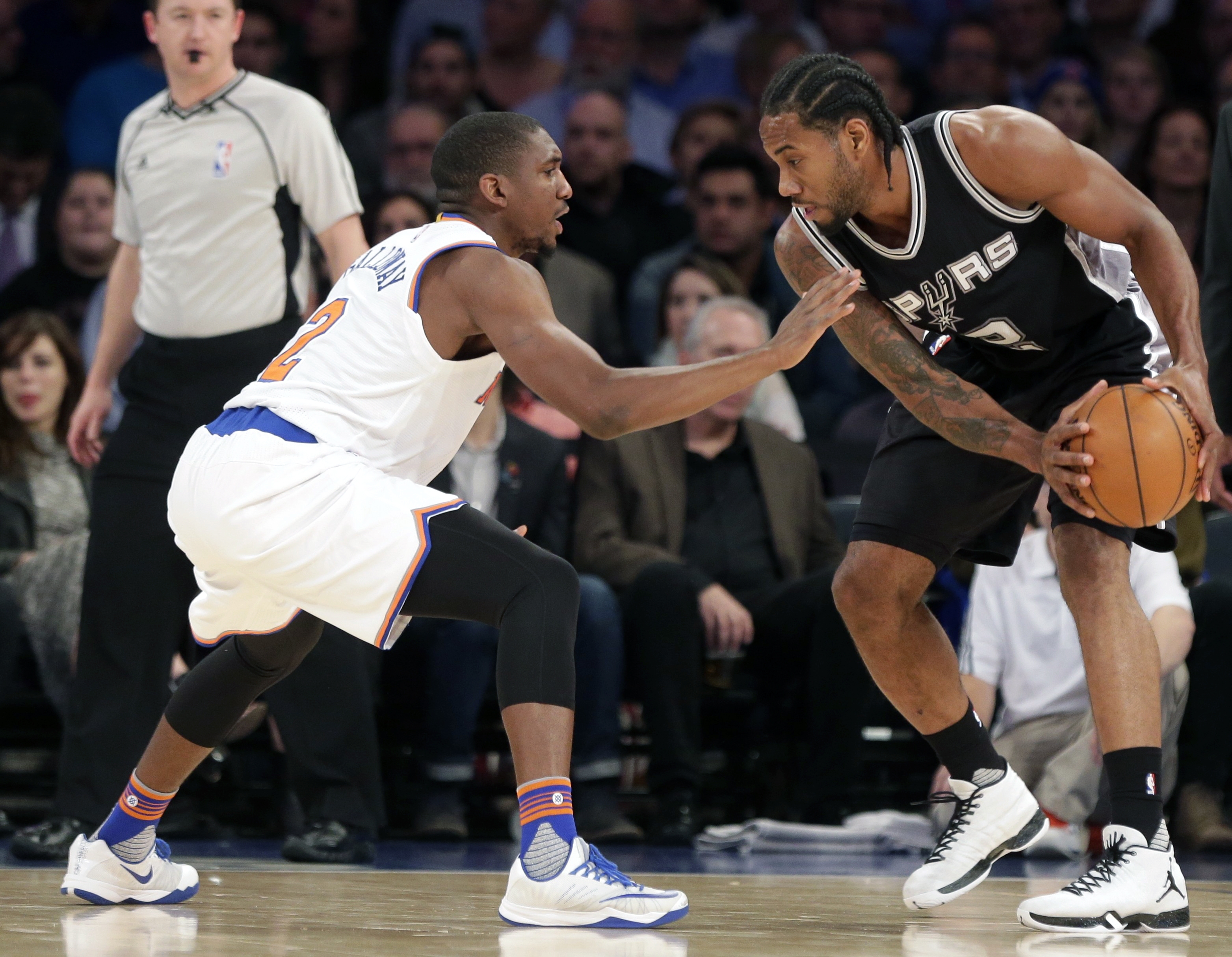 Spurs beat Knicks 94-84, give Duncan milestone win
