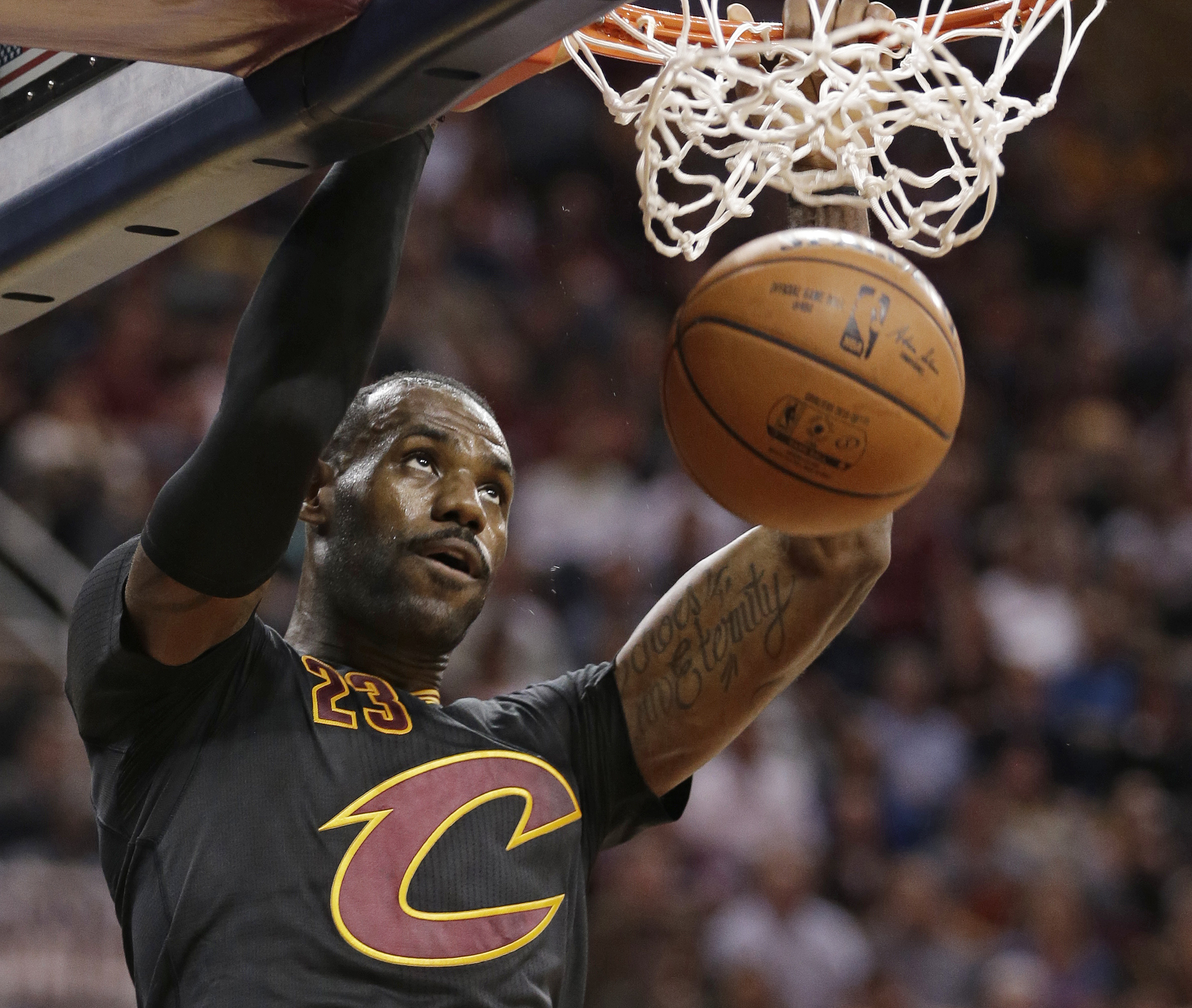 LeBron tears open sleeves on too-tight jersey