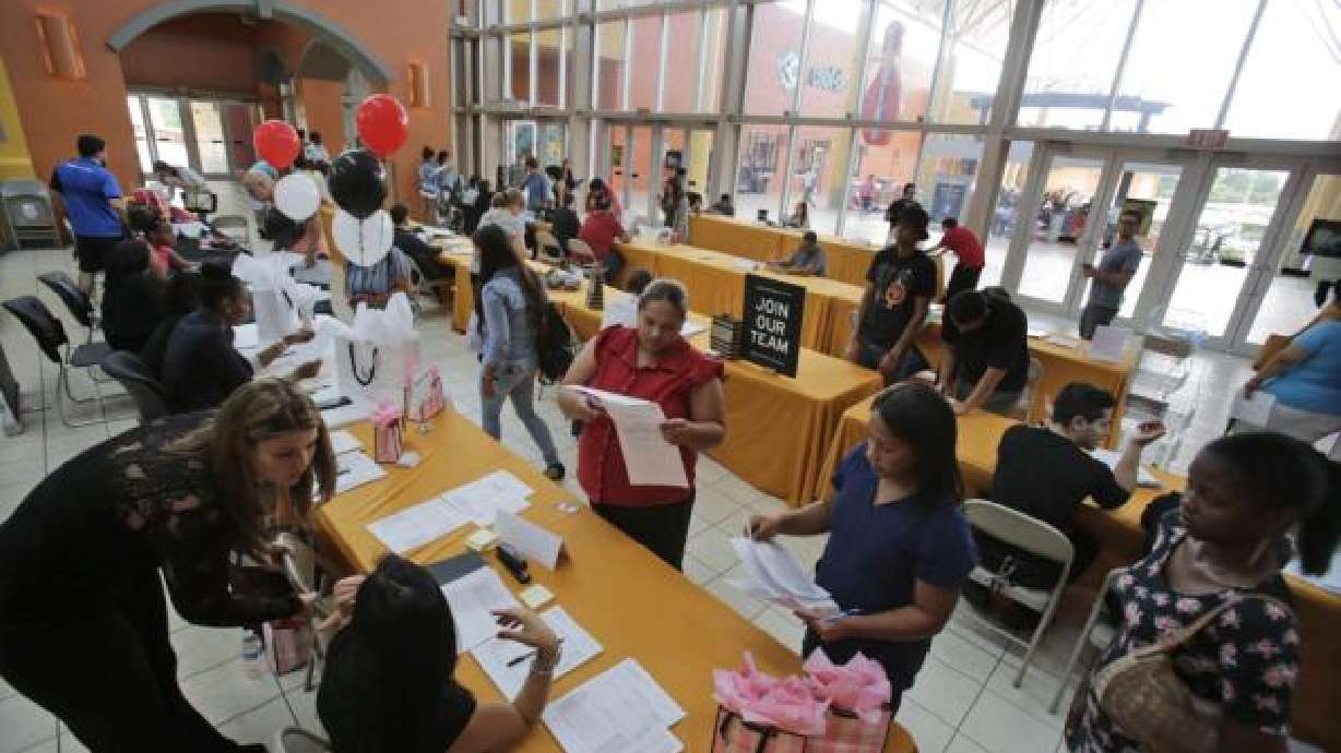 Aumentan contrataciones en EEUU; baja el desempleo