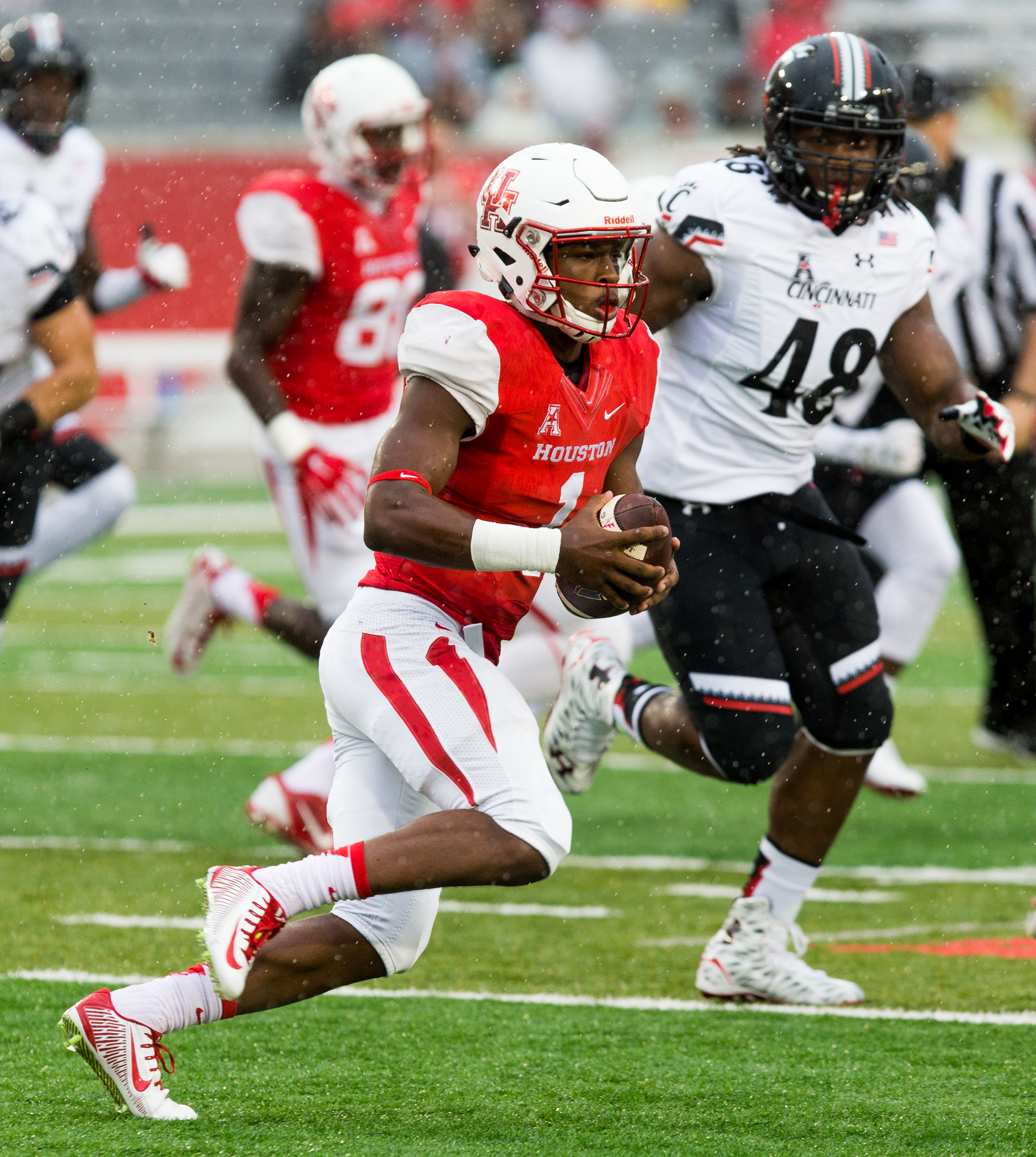 No. 18 Houston improves to 9-0, beats Cincinnati 33-30