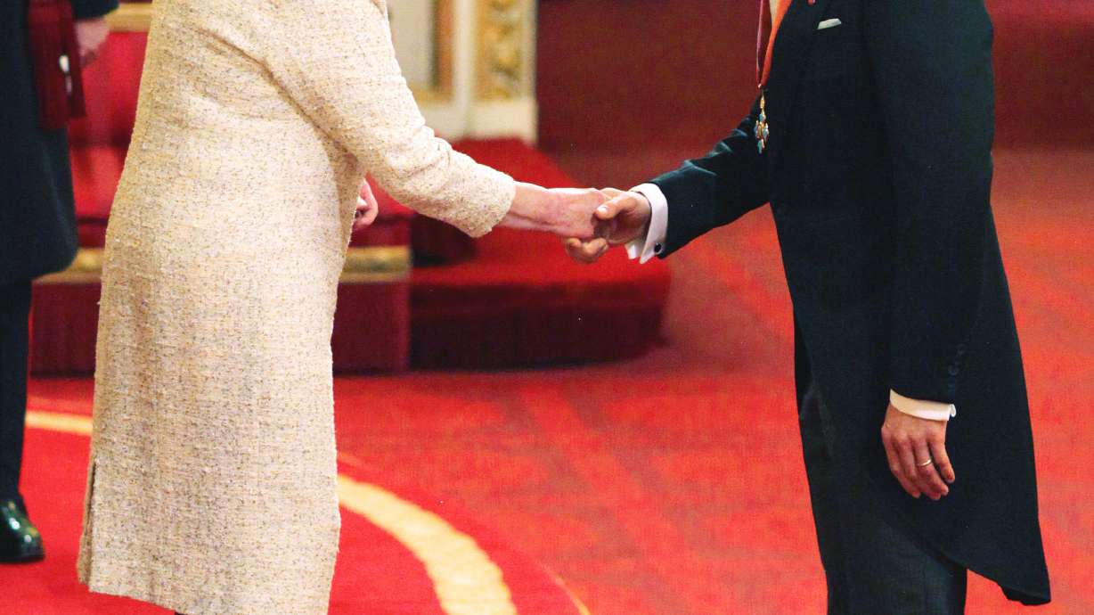 Benedict Cumberbatch receives honor from queen