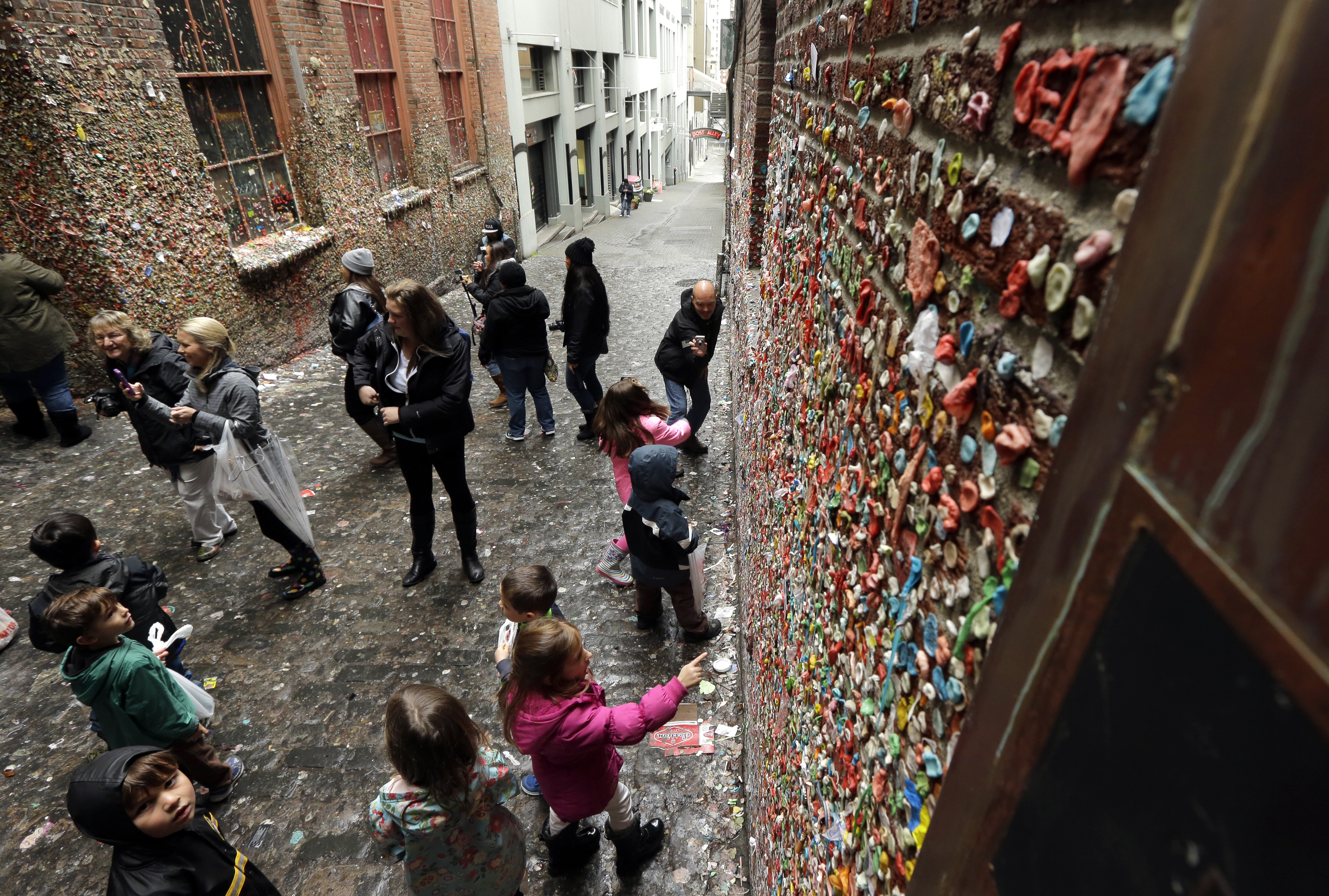 Bubble yuck: Crews melt chewed gum off famed Seattle wall