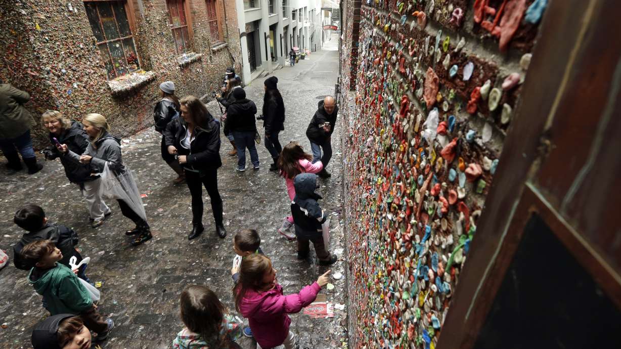 Bubble yuck: Crews melt chewed gum off famed Seattle wall