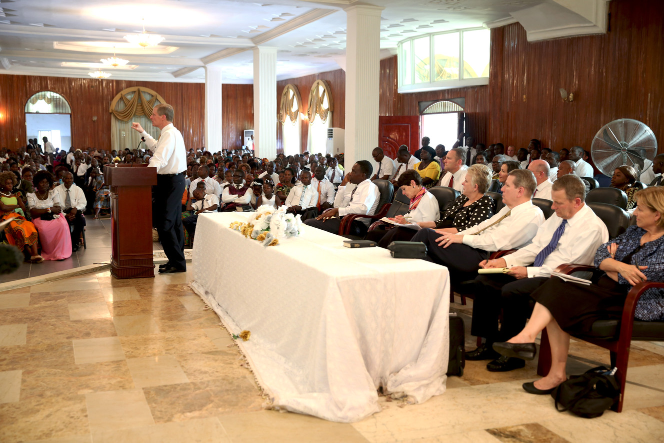 Elder David A. Bednar of the Quorum of the Twelve Apostles speaks to members in Liberia on Nov. 1, 2015. (Photo: LDS Church)