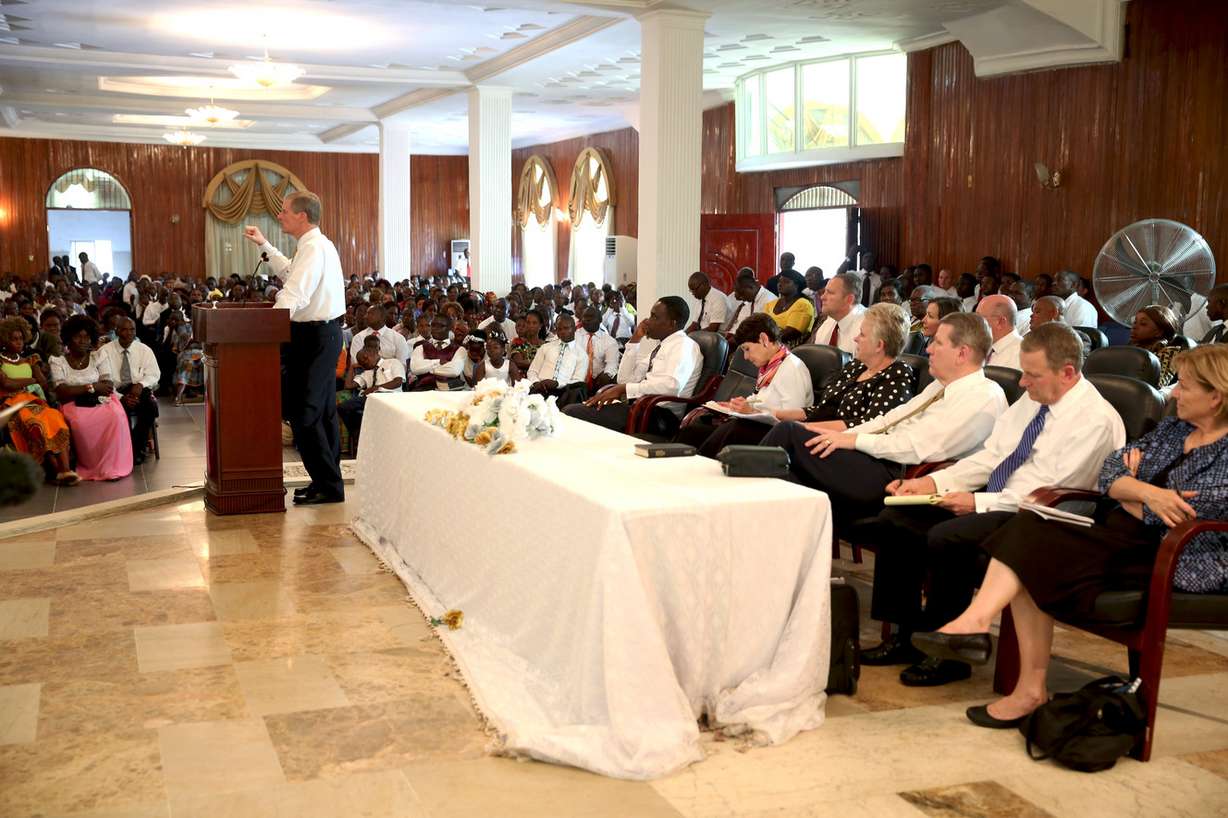 Elder David A. Bednar of the Quorum of the Twelve Apostles speaks to members in Liberia on Nov. 1, 2015. (Photo: LDS Church)