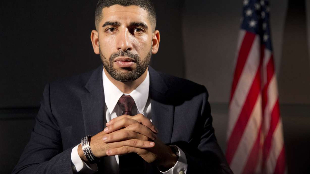 Obama awards Medal of Honor to Army captain