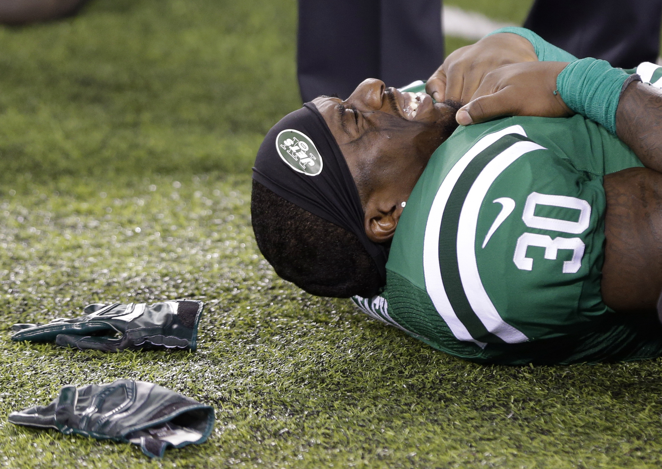 Jets' Stacy carted off field with left ankle injury