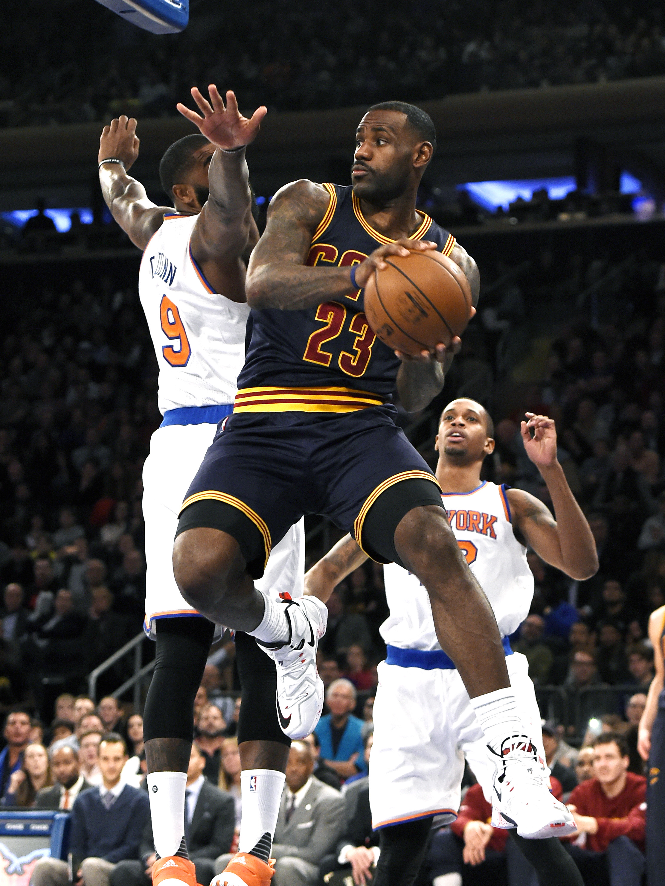 James, Williams lead Cavs over Knicks for 8th in a row