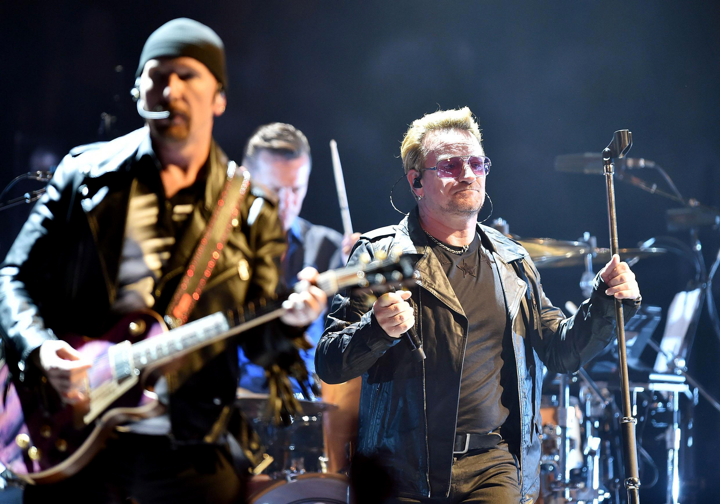 U2 'shocked' by deadly Paris attacks, cancels concert