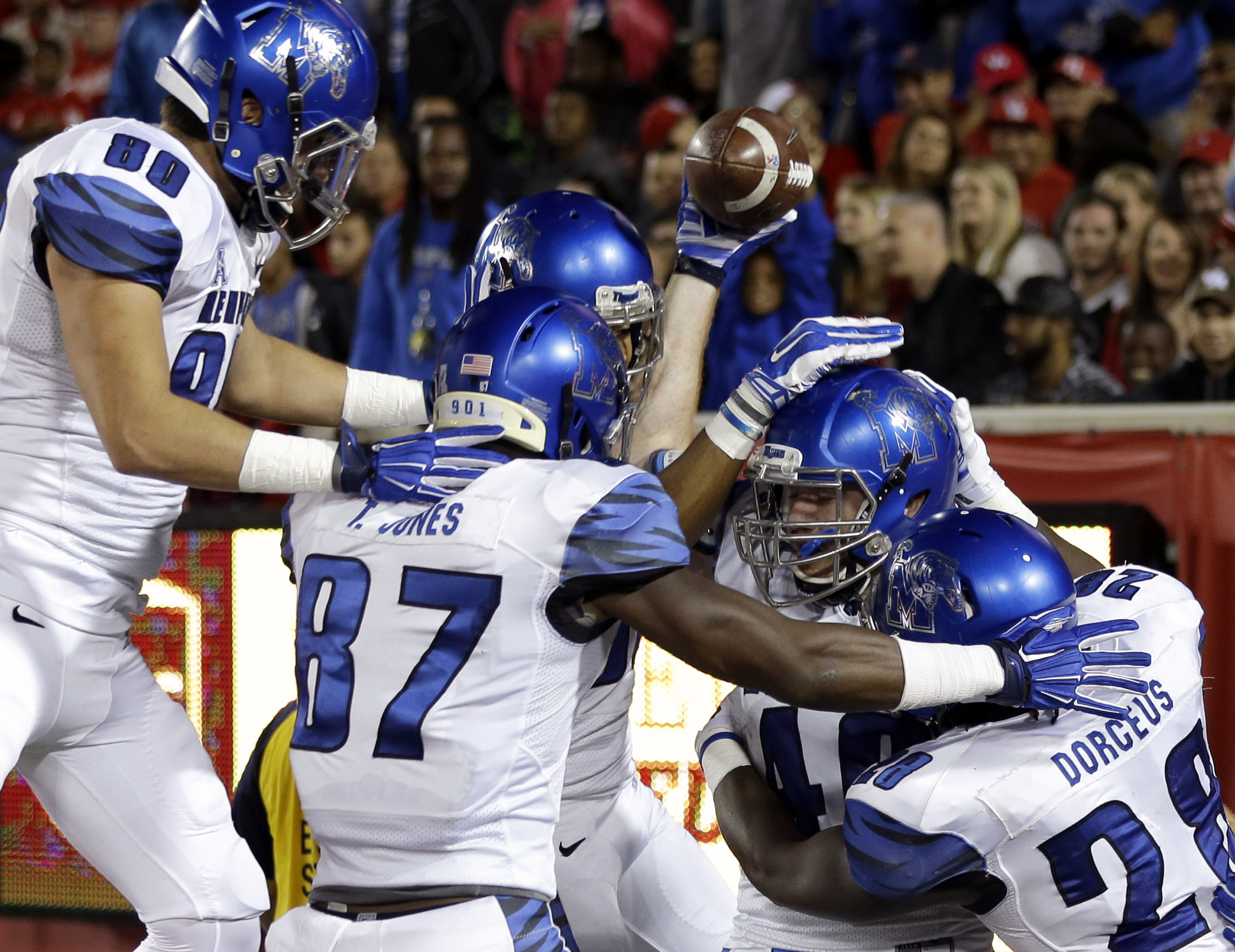 No. 16 Houston rallies for 35-34 win over No. 25 Memphis