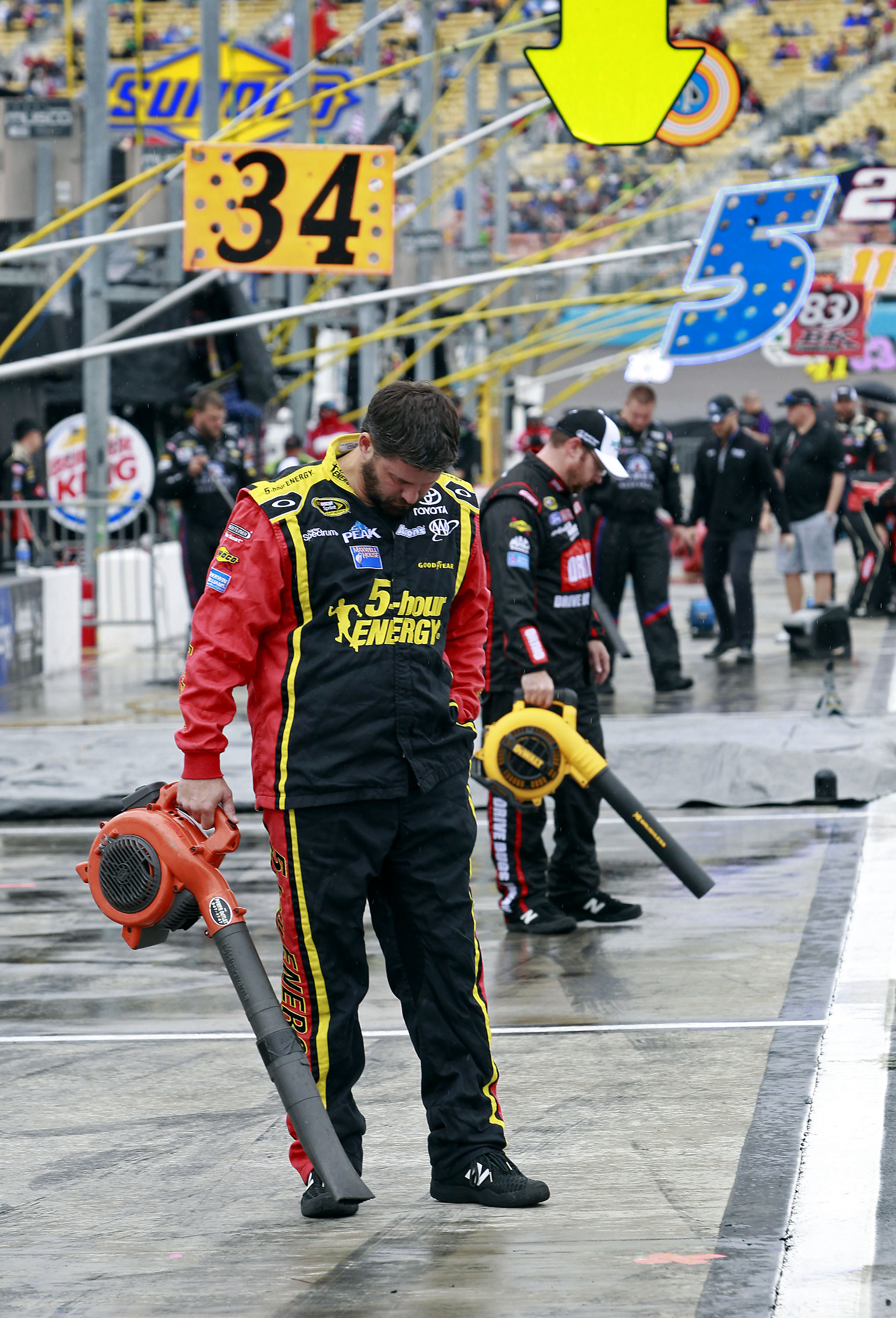 NASCAR race at Phoenix begins under lights after rain delay