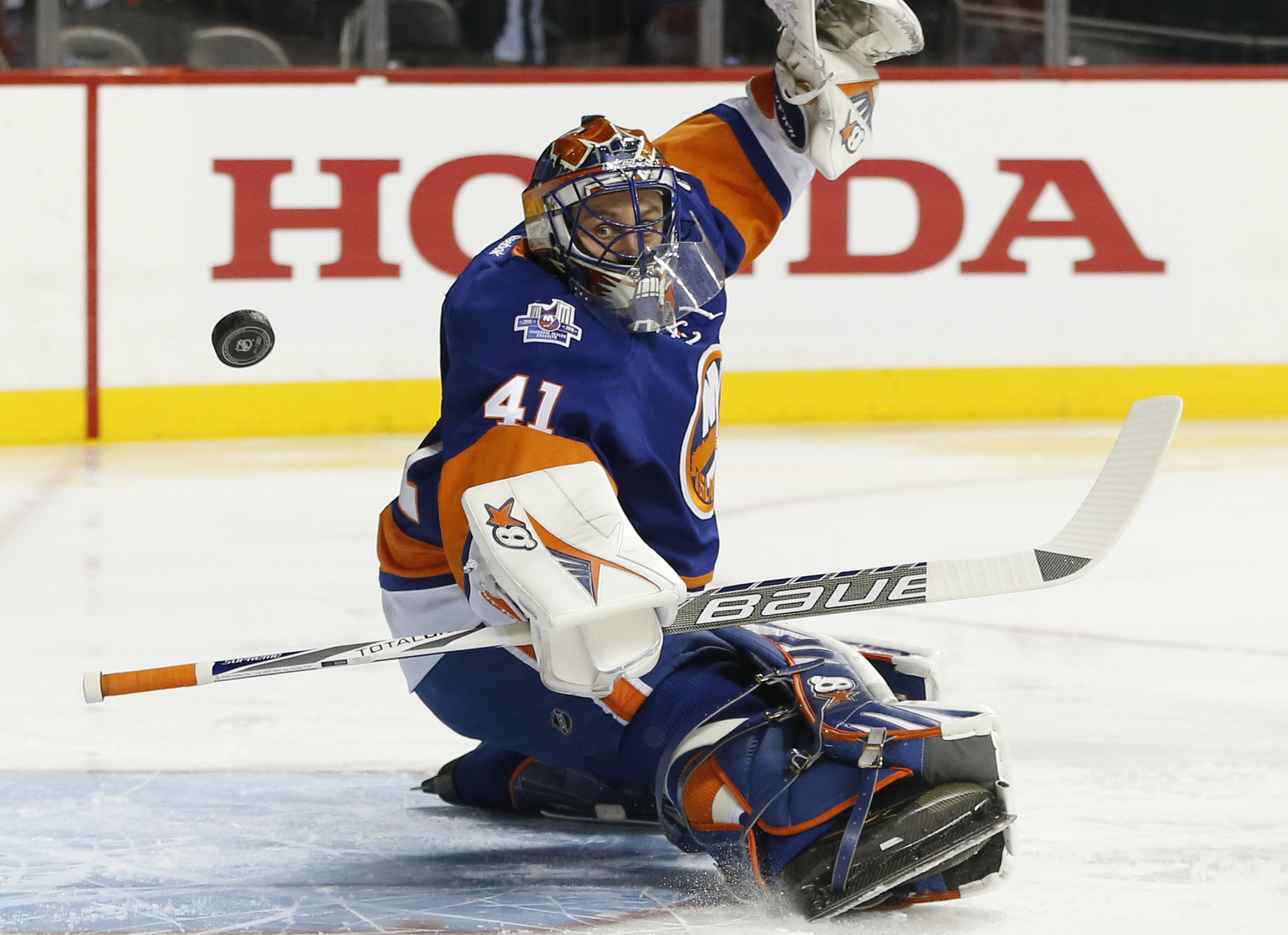 Halak makes 17 saves and Islanders beat Flyers 3-1