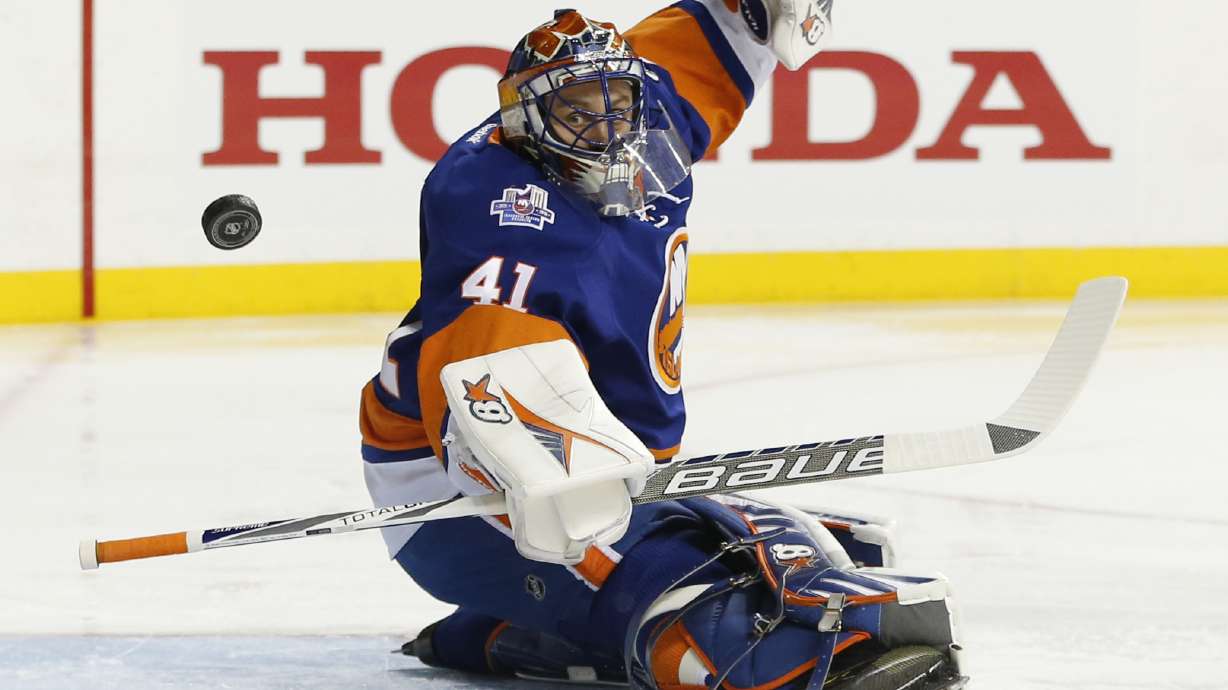 Halak makes 17 saves and Islanders beat Flyers 3-1