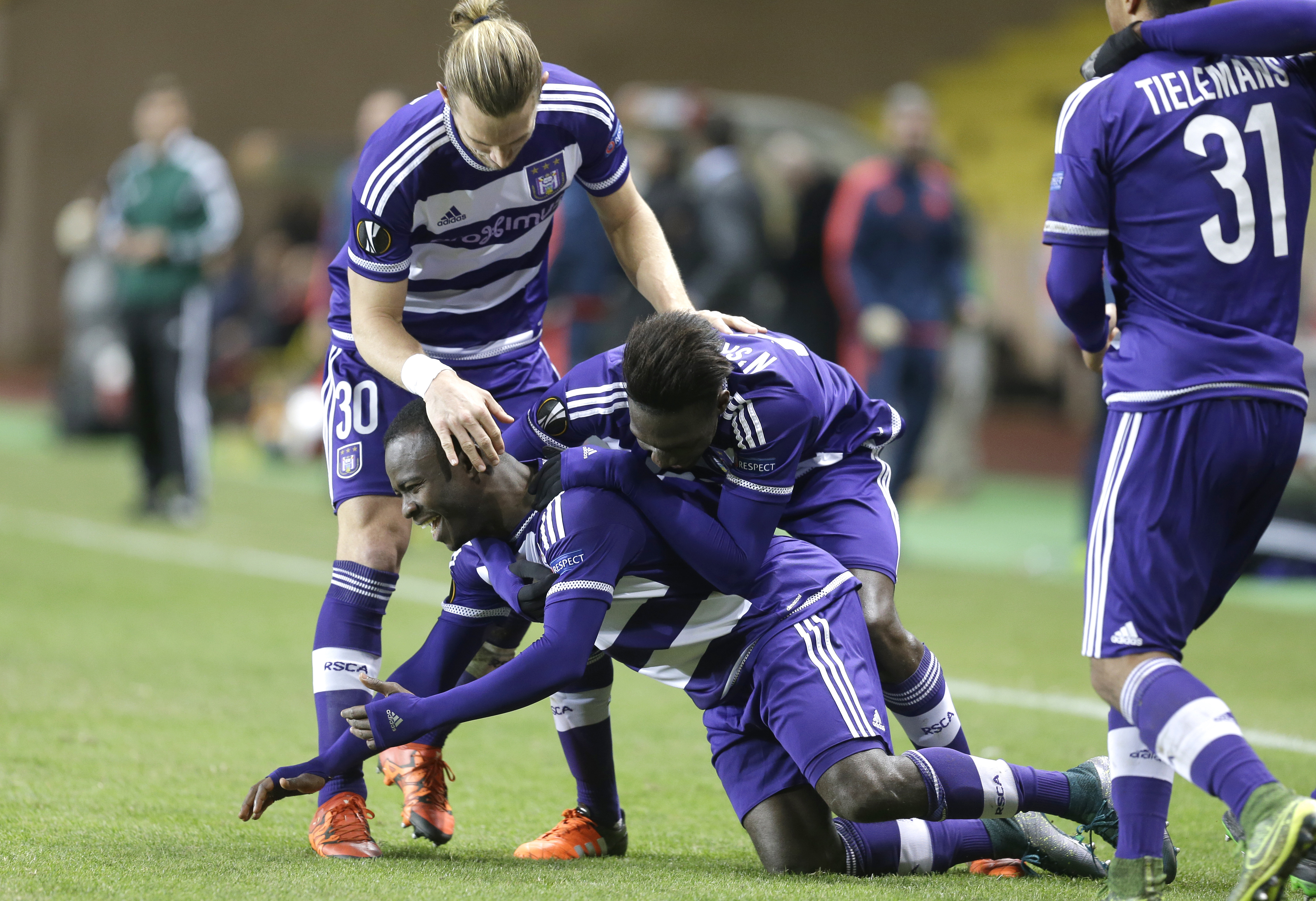 Kane goal leads Tottenham into Europa League last-32